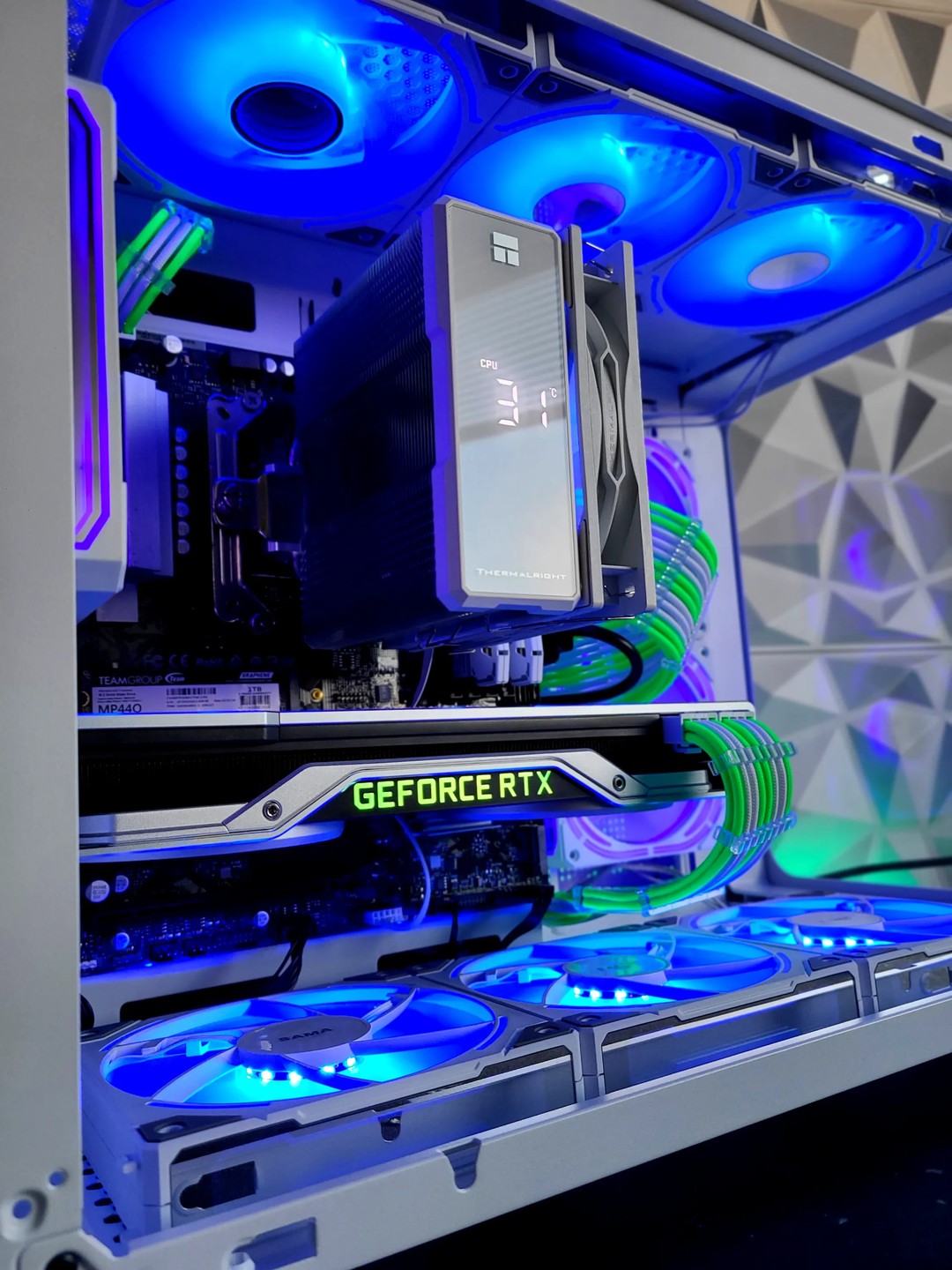 Nvidia GeForce RTX 2080 Ti 11 GB | AMD Ryzen 7 3700x 8-Core CPU