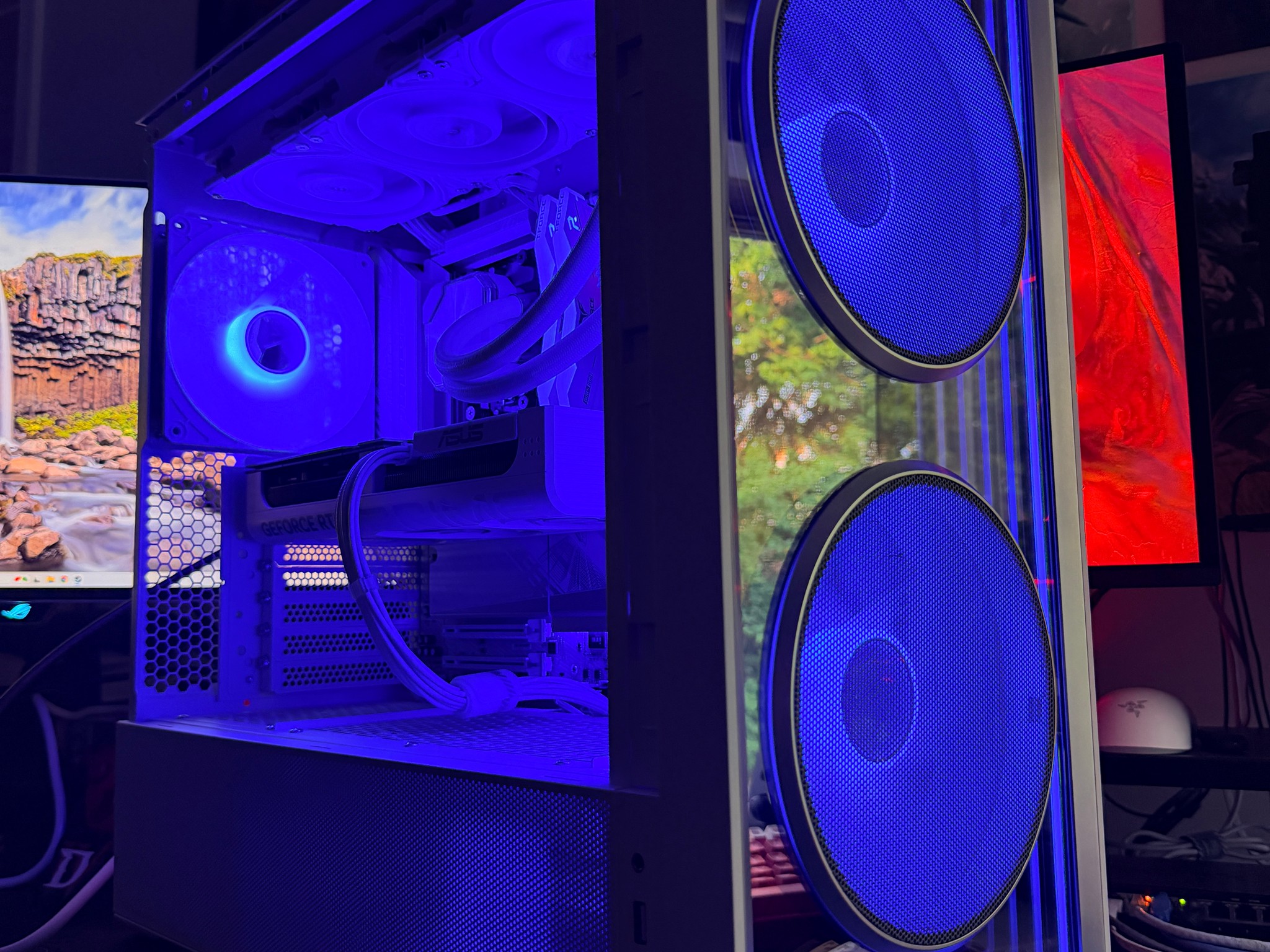 White Gaming PC // Ryzen 7 7800X3D | RTX 5070 | 32GB DDR5