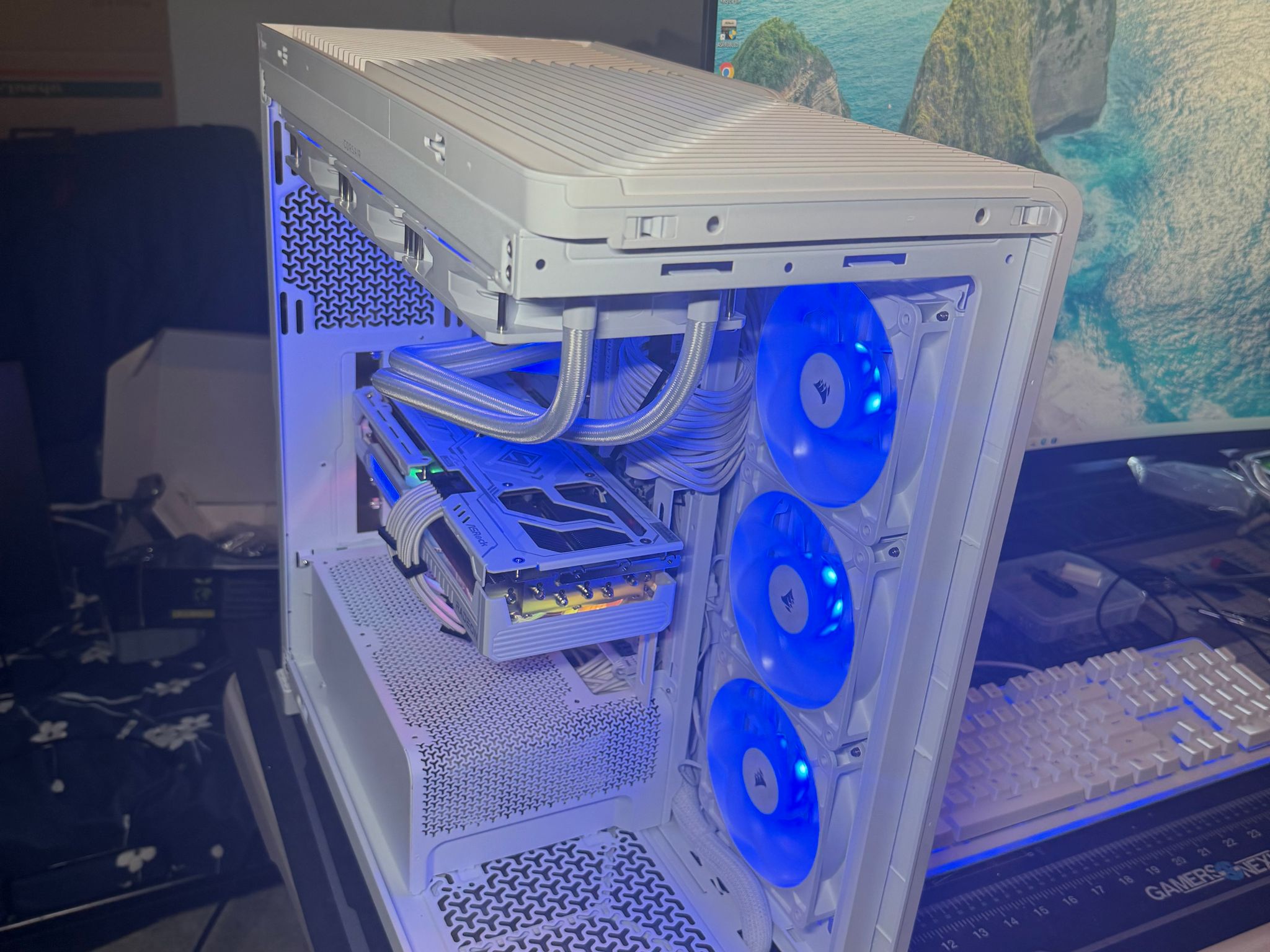 ALL White ALL AMD build.  9800X3D and 9070XT GPU