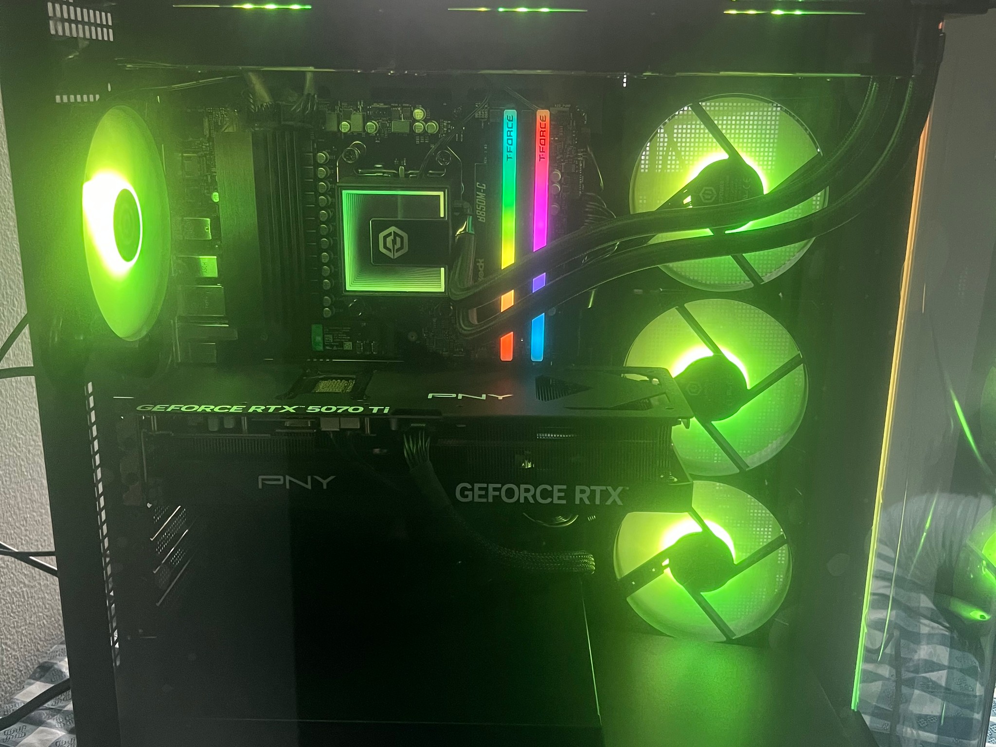 AMD Ryzen 7 9800X3D, GeForce RTX 5070 Ti 16GB, 32GB RAM, 2TB SSD, Windows 11 Home