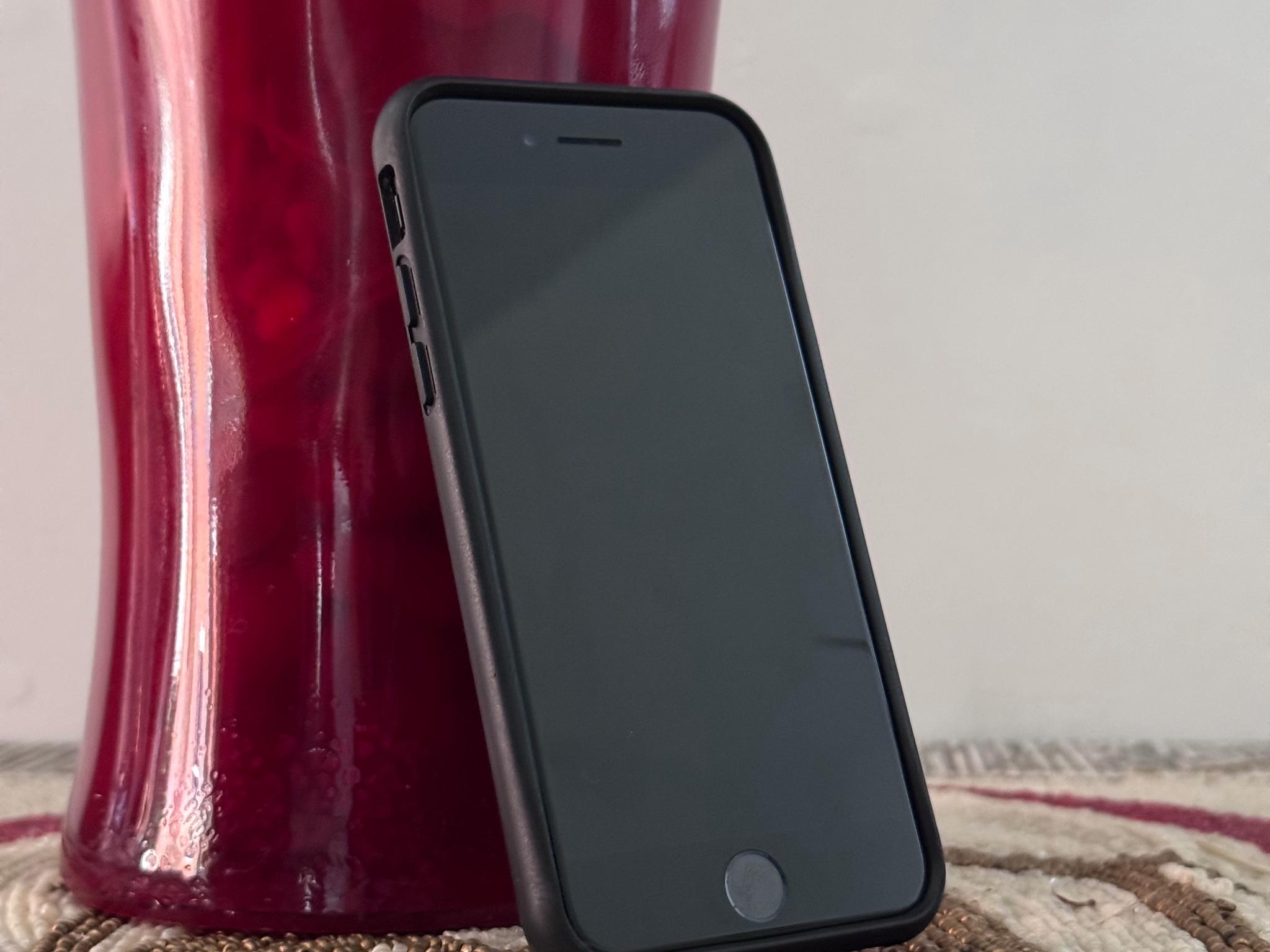 iPhone SE 2022 Unlocked With Mous case
