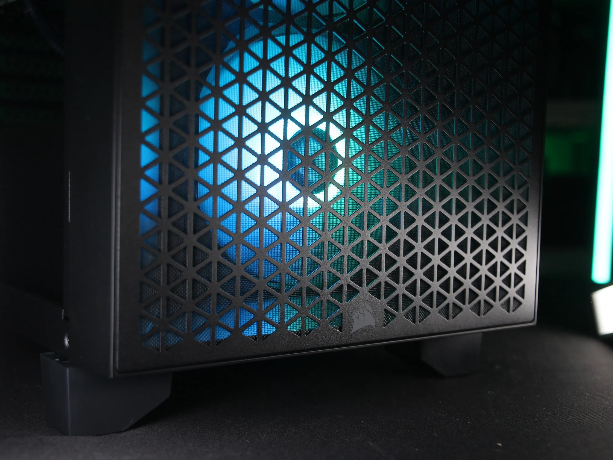 𝙃𝘼𝙕𝙀𝙀 // Ryzen 7 3700X, RTX 3060 Ti // Mid-range Gaming PC