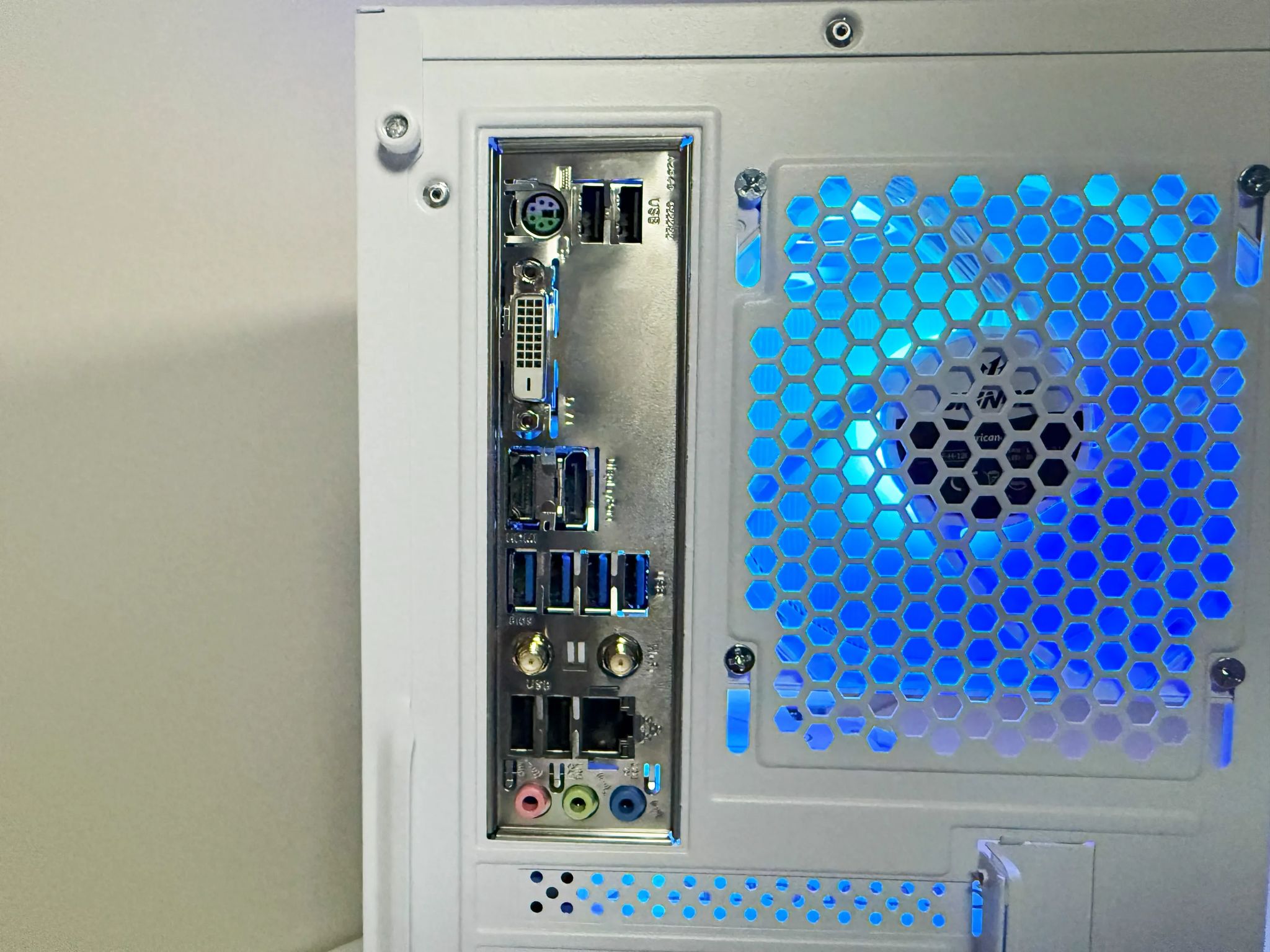 White Gaming PC (Ryzen 3600x + RTX 4060 GDDR6X)