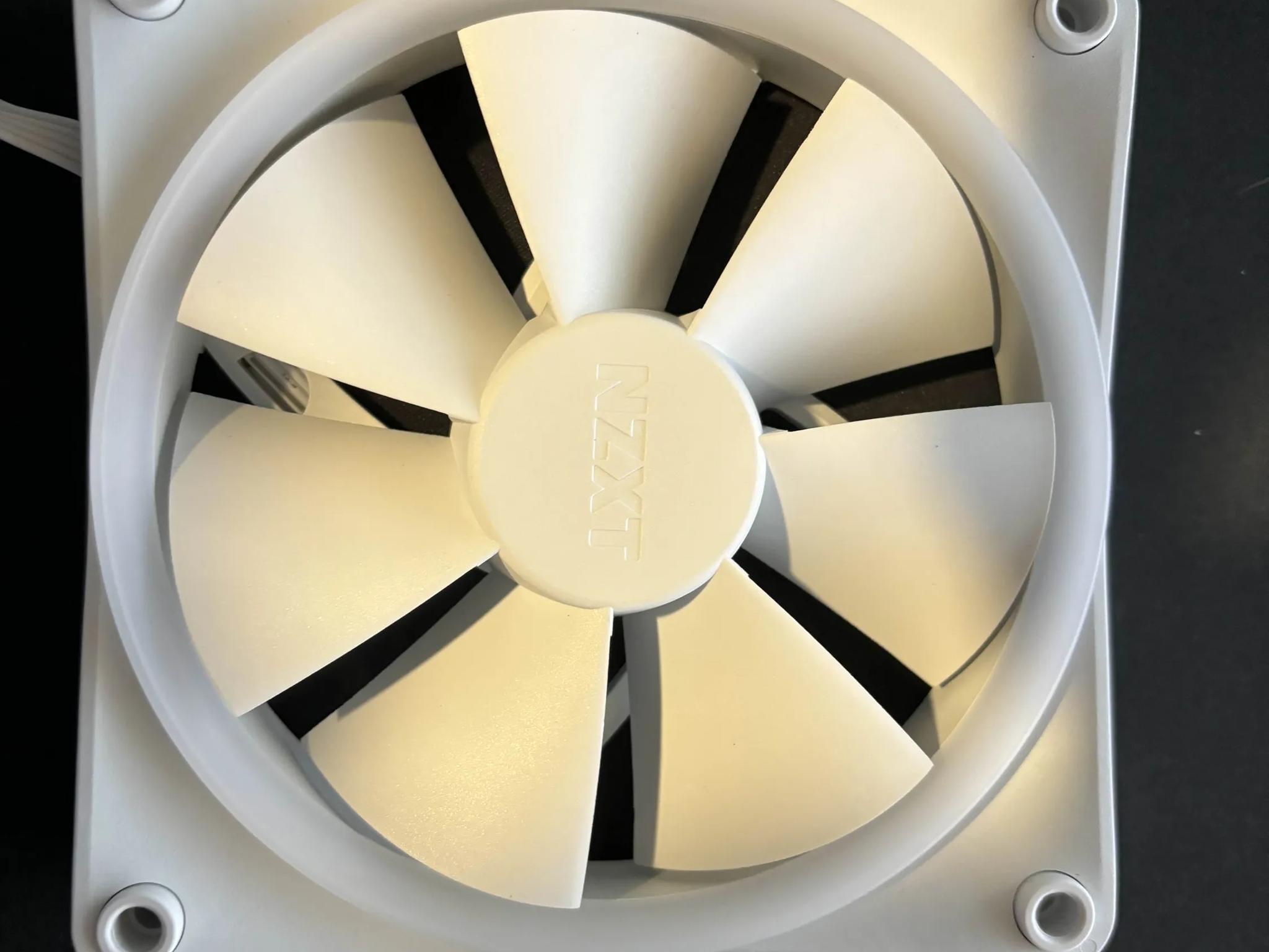 F120 NZXT RGB white Triple (RGB Fan & Controller Included) - 120mm Fan - White