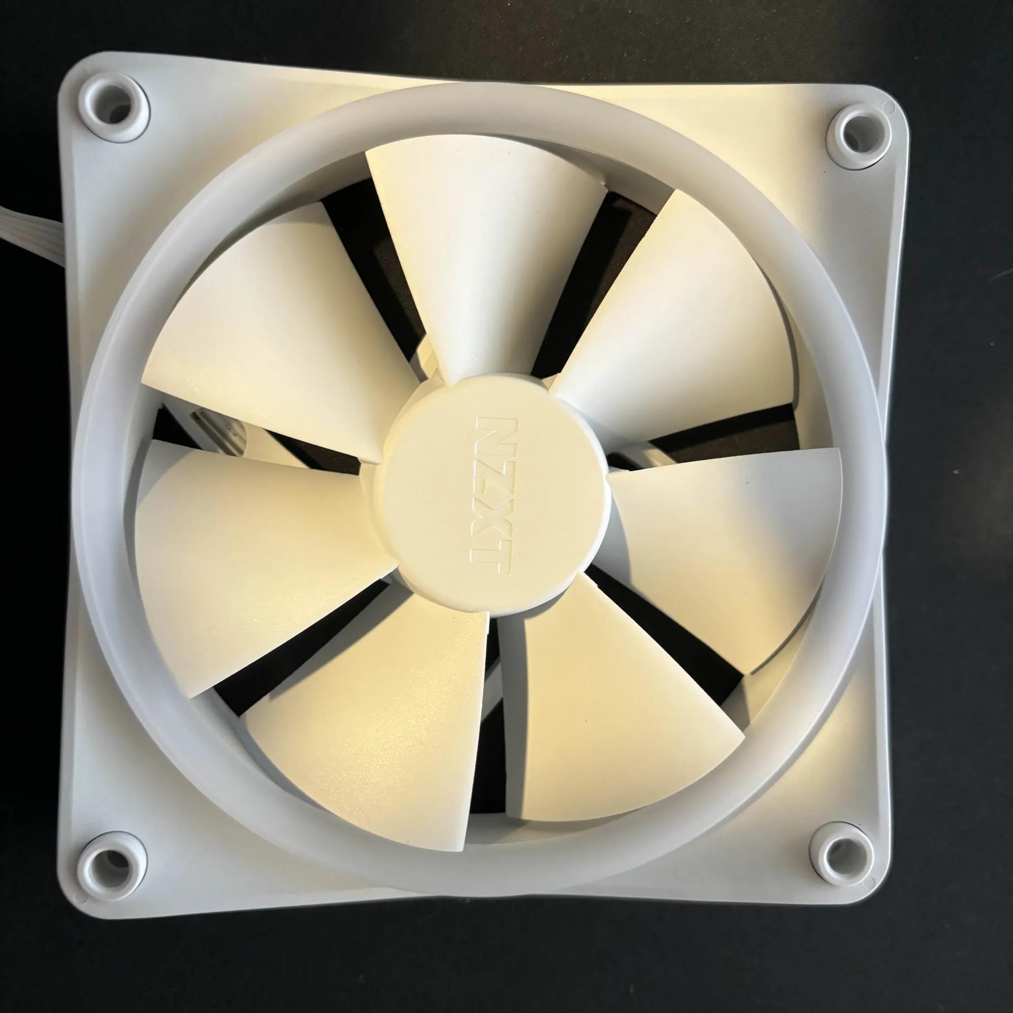 F120 NZXT RGB white Triple (RGB Fan & Controller Included) - 120mm Fan - White