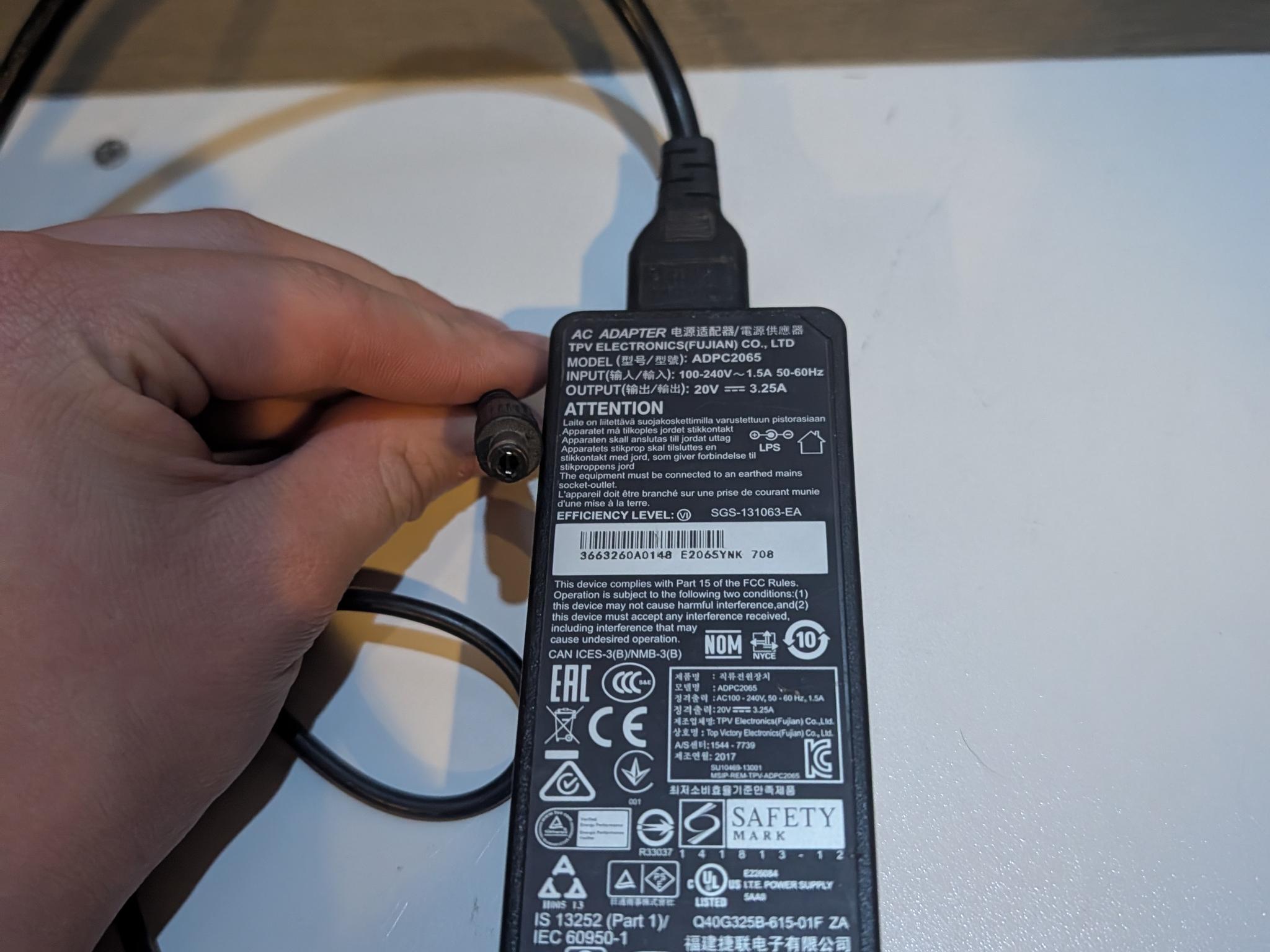 HP Pavilion 27xw Monitor With CABLE