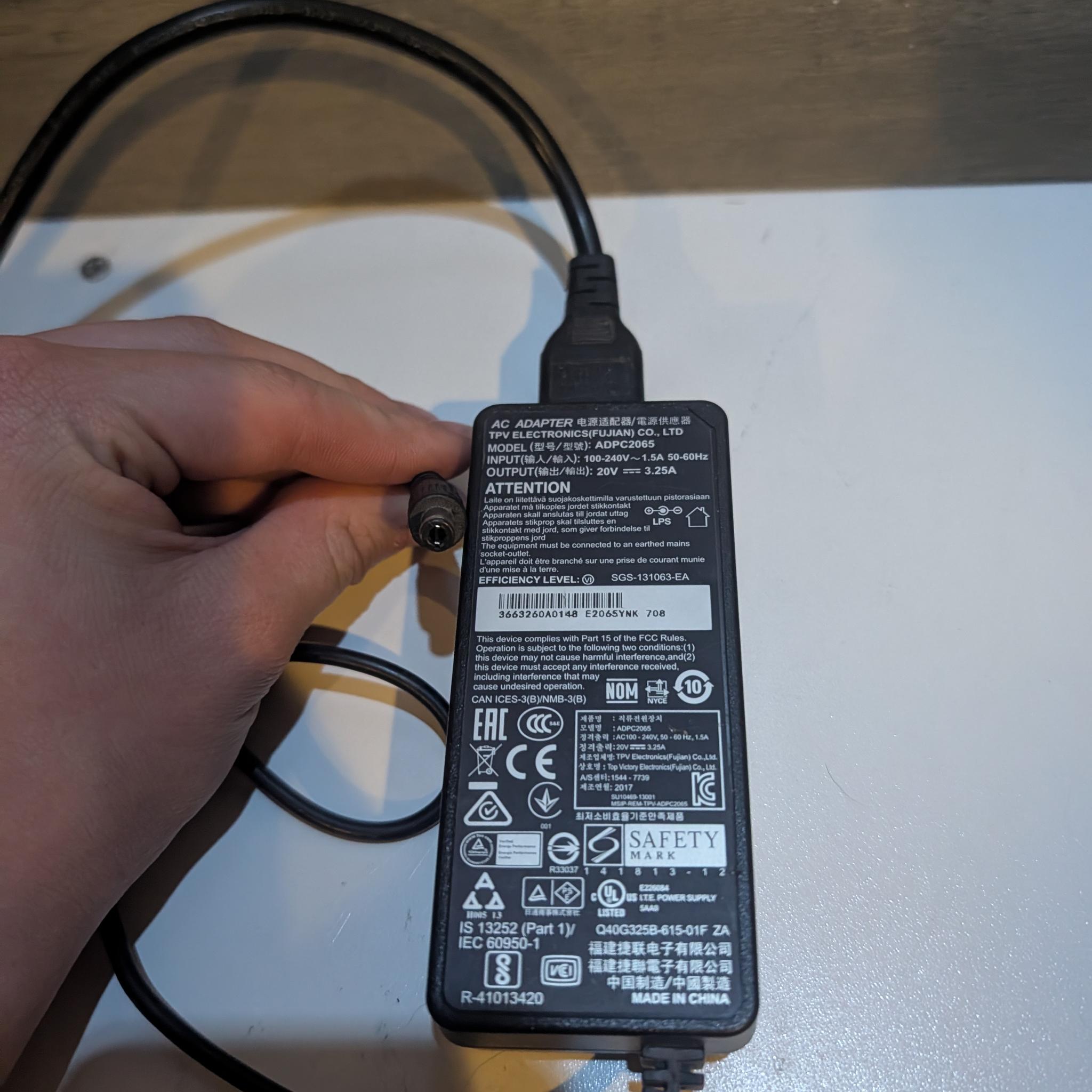 HP Pavilion 27xw Monitor With CABLE