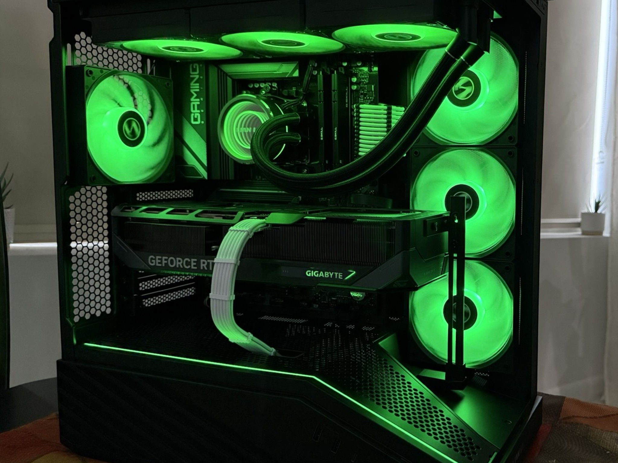 GeForce RTX 5070 Ti Lian Li Gaming PC - Ryzen 5 7600X3D, 32GB RAM, 1TB NVMe SSD