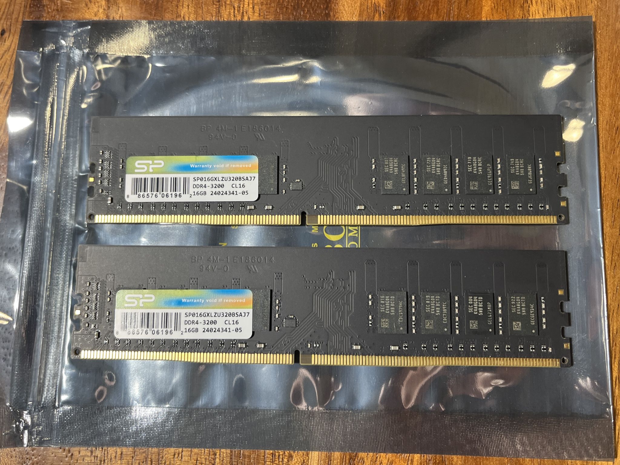 Silicon Power 32GB (2x16GB) DDR4-3200 CL16 DIMM 288-Pin SP016GXLZU320BSAJ7