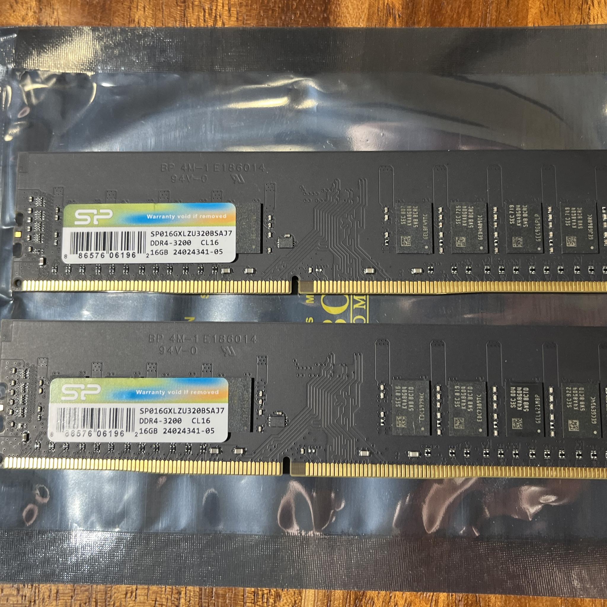 Silicon Power 32GB (2x16GB) DDR4-3200 CL16 DIMM 288-Pin SP016GXLZU320BSAJ7
