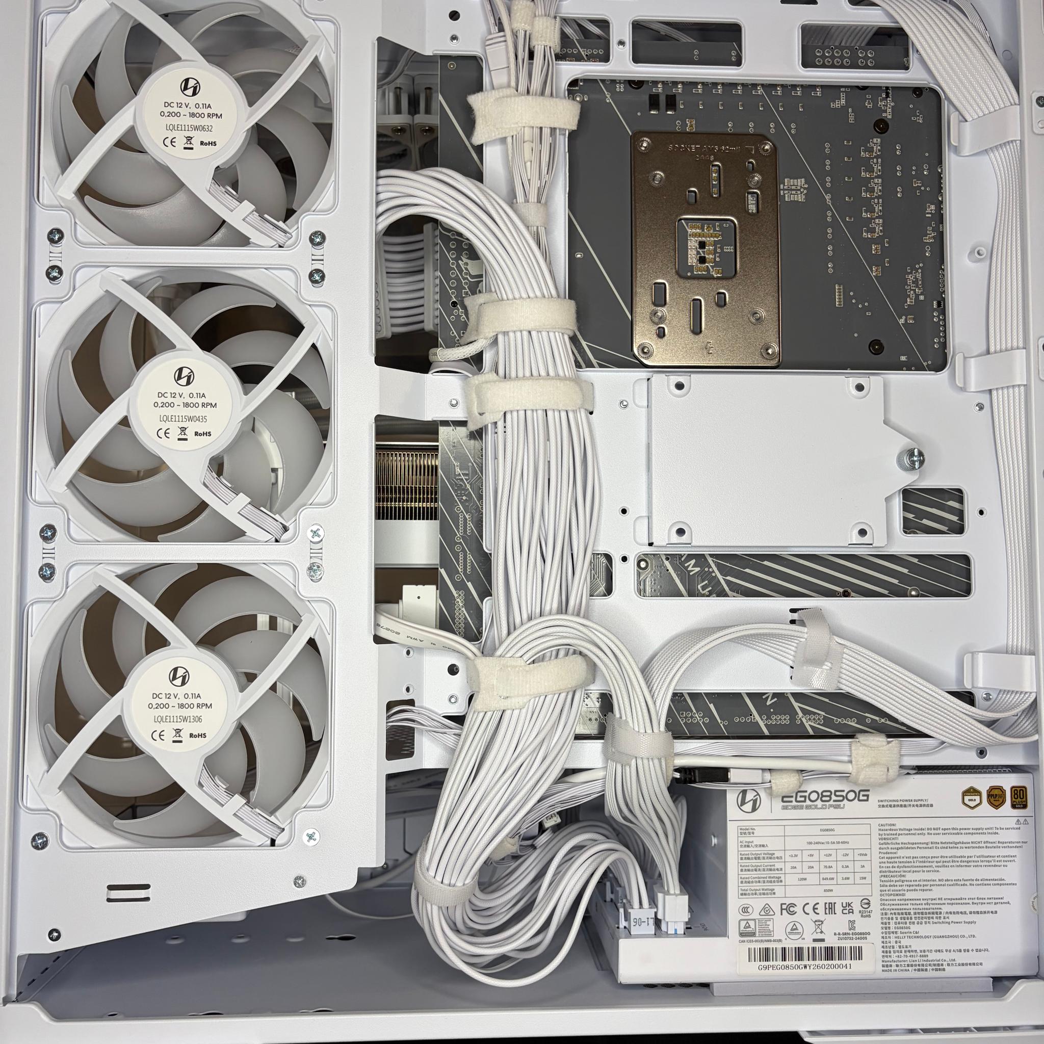 All White 9700X / 5070 AERO / Lian Li V100
