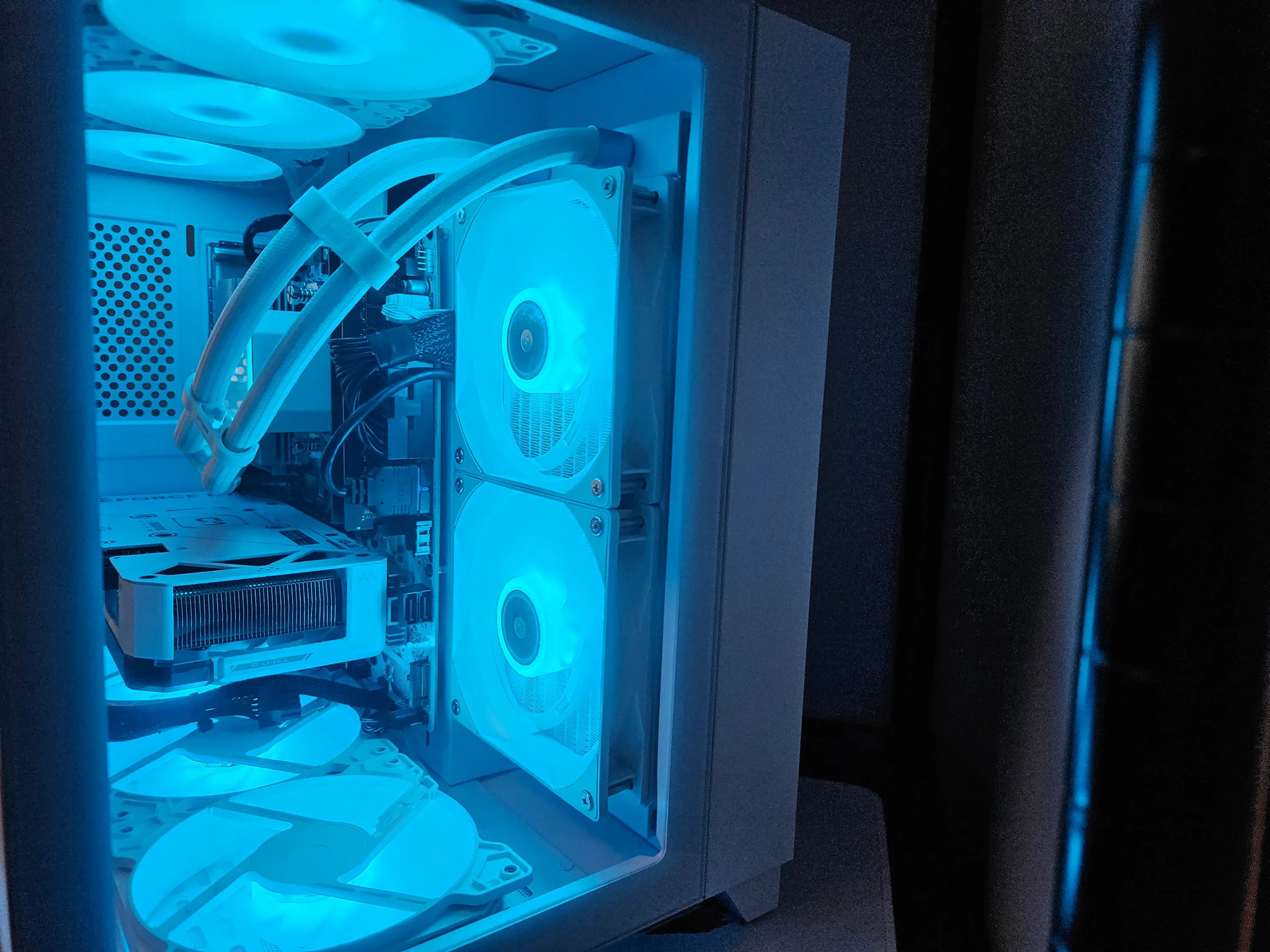 Arctic beast Ryzen 5 5600X / 32GB / 2TB / RTX 4060