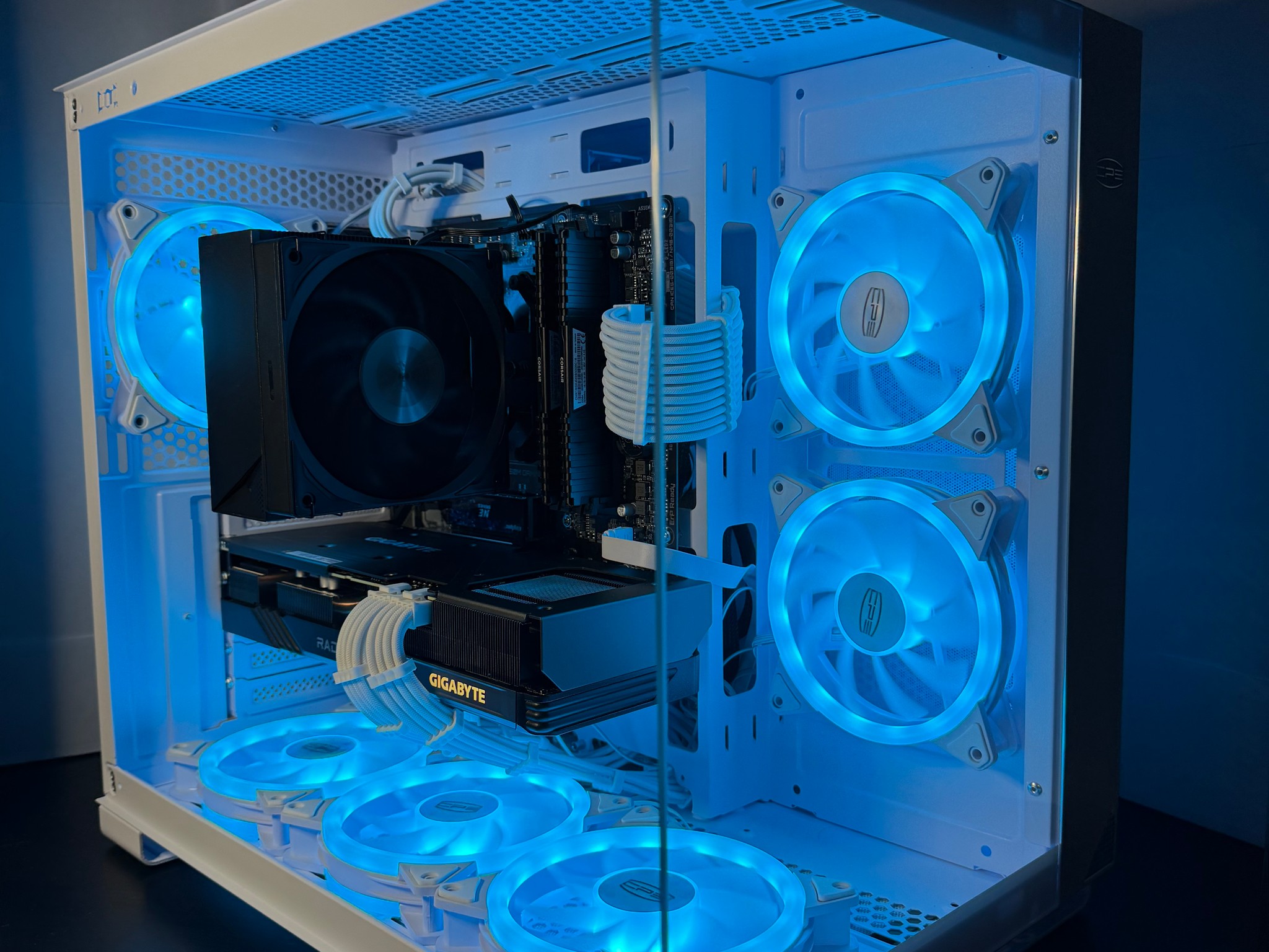 Gaming PC // Gigabyte RX 7600XT 12GB // Ryzen 5 5500 // 16 GB Ram // 1 TB NVME SSD