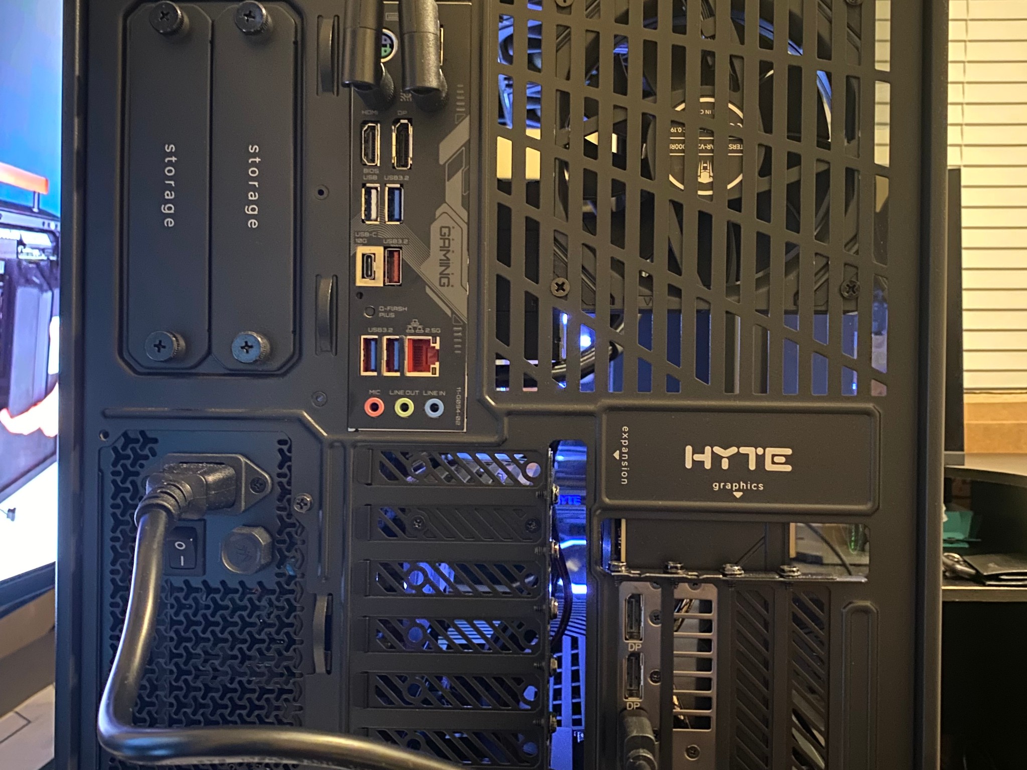 HYTE Y70 TOUCH | RYZEN 7 7800X3D | ROG RTX 5070 | 32GB DDR5 | 1TB