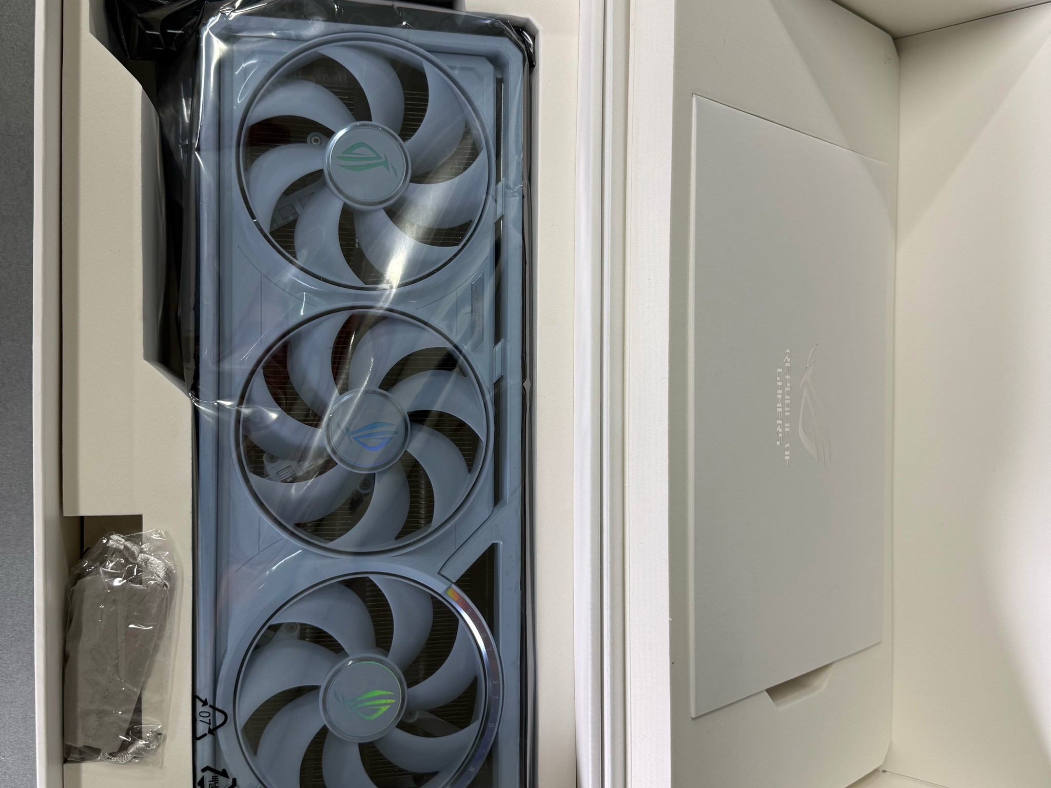 ASUS ROG Astral GeForce RTX 5090 32GB GDDR7 OC Edition White