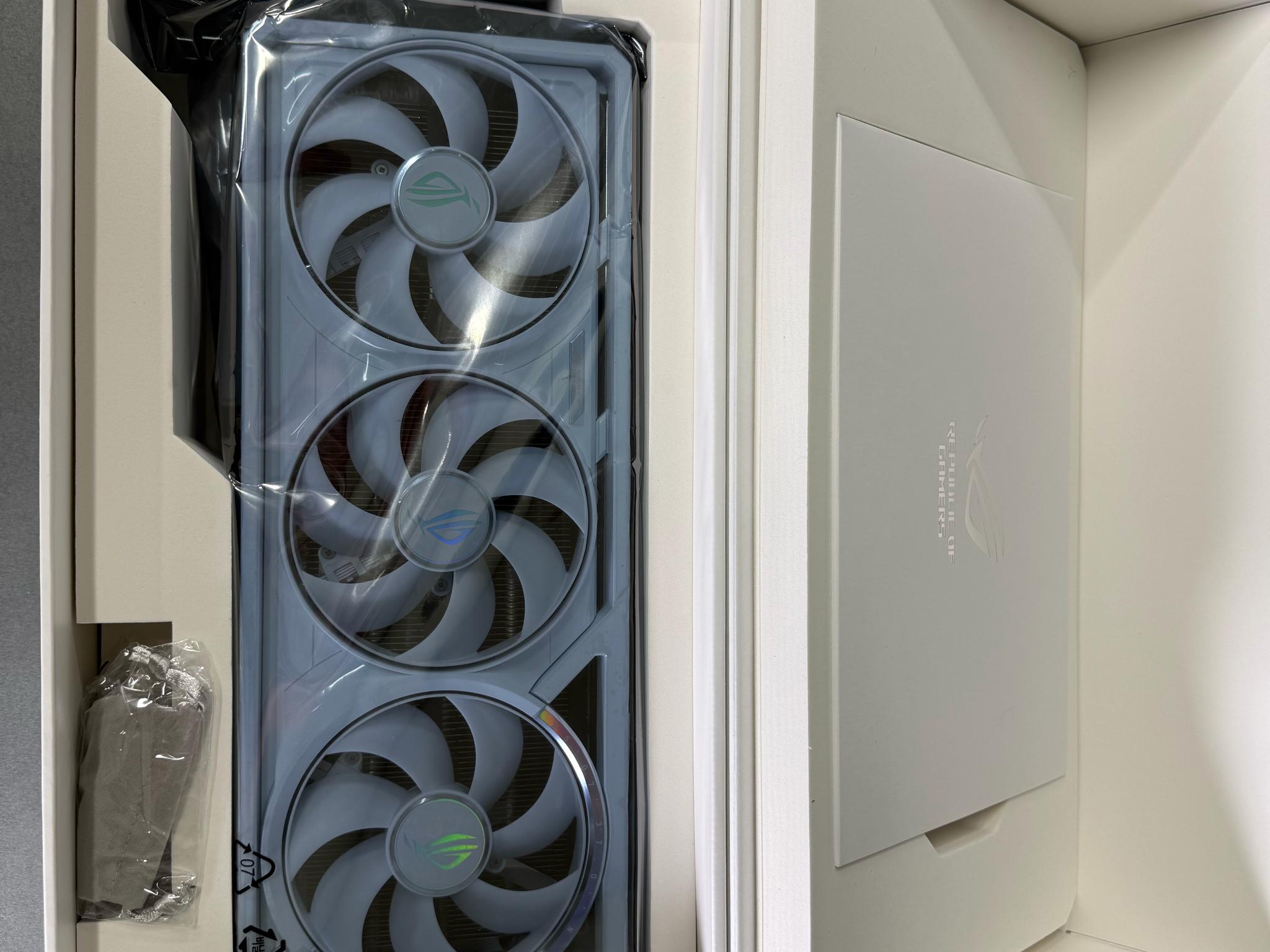 ASUS ROG Astral GeForce RTX 5090 32GB GDDR7 OC Edition - Image 4