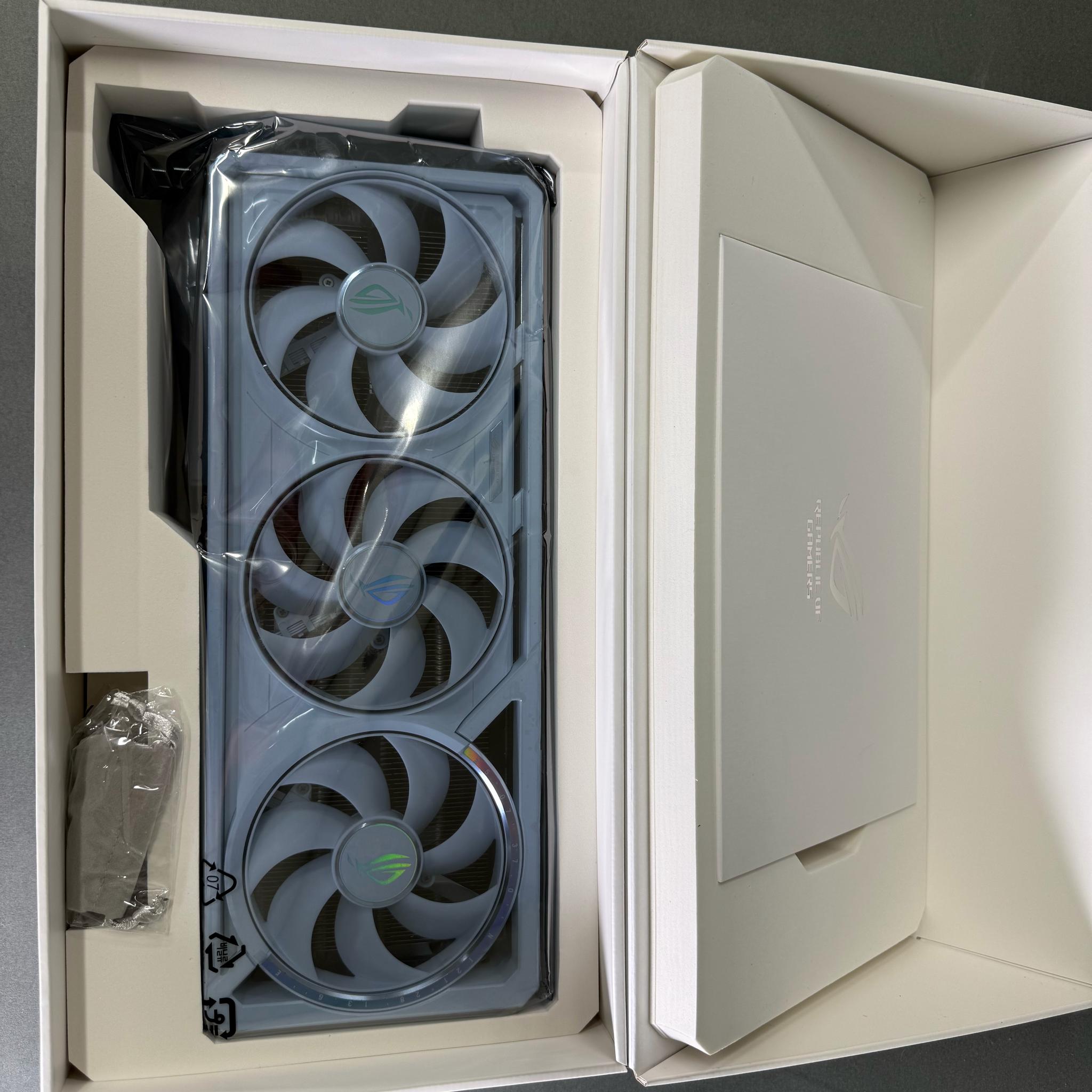 ASUS ROG Astral GeForce RTX 5090 32GB GDDR7 OC Edition White