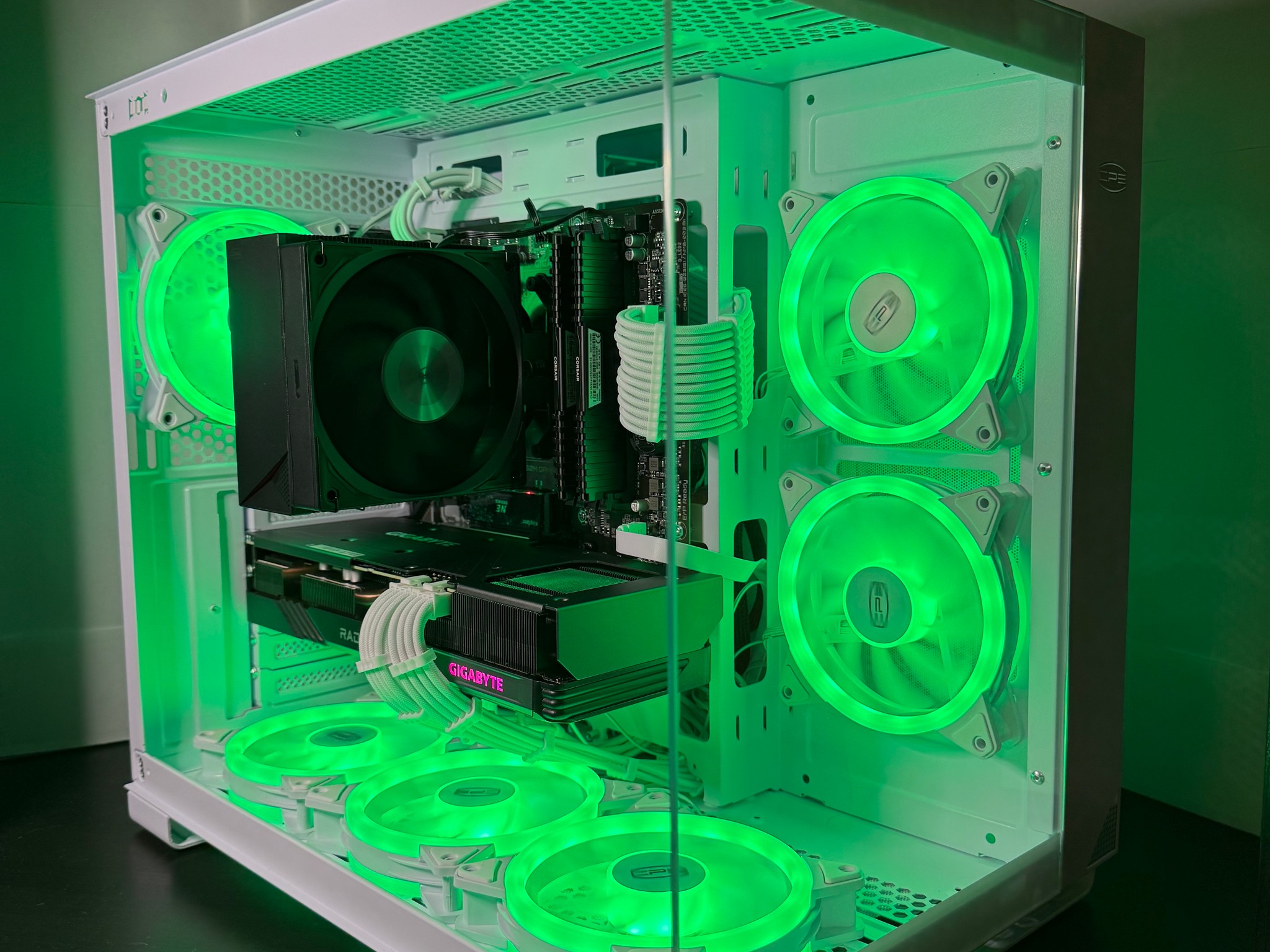 Gaming PC // Gigabyte RX 7600XT 12GB // Ryzen 5 5500 // 16 GB Ram // 1 TB NVME SSD
