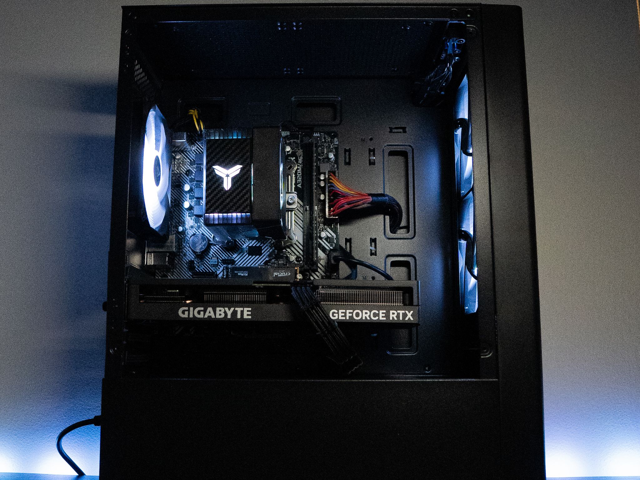 ⛈️❄️ | GIGABYTE RTX 4060 Ti | RYZEN 7 5700X | 32GB DDR4 RAM | 2TB NVME SSD | Arctic Snow