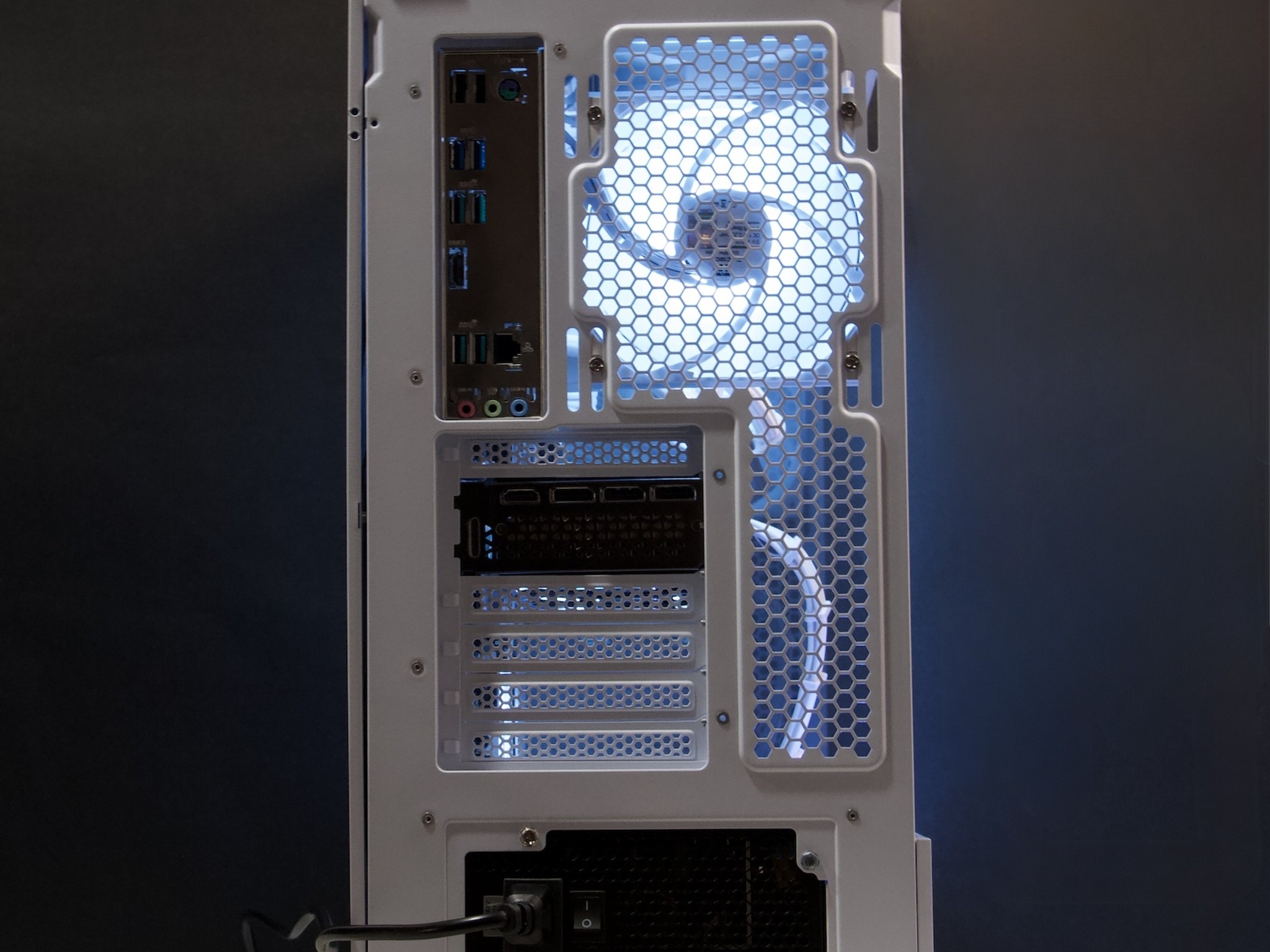 RTX 5070, Ryzen 7, 32GB DDR4, 1TB NVMe SSD, WiFi - Liquid Cooled Gaming PC