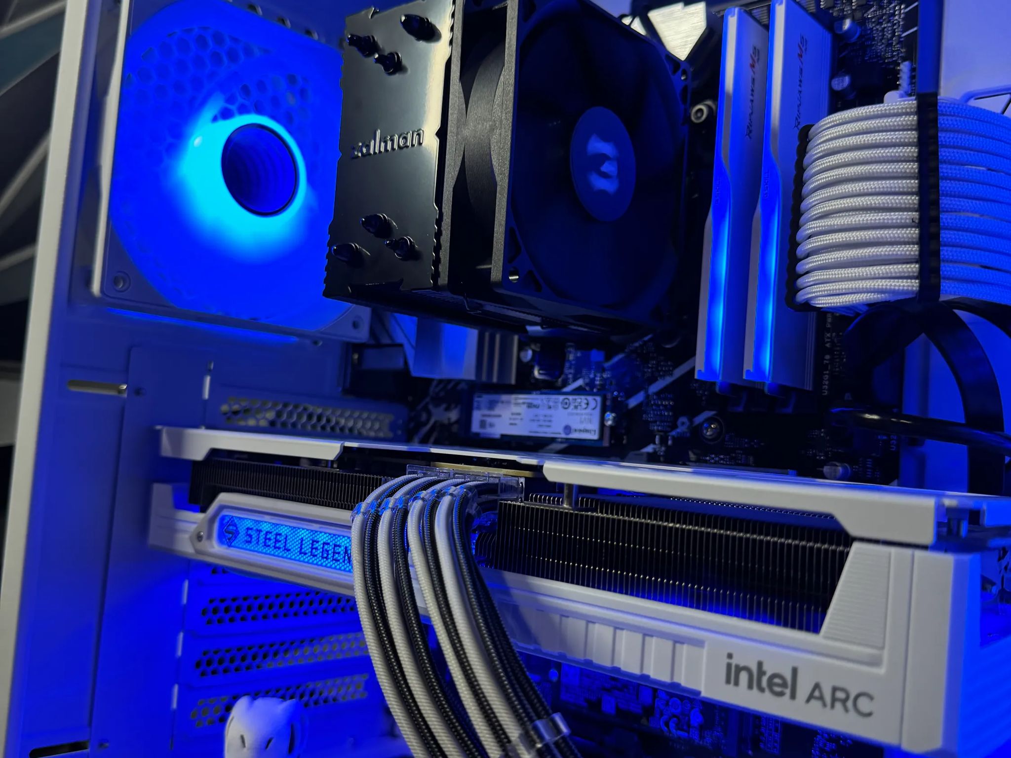 ⬜🔥🦖White Dino ⬜🔥🦖I5 14400F| ARC B580| 1.5 TB NVMe| 32 GB DDR5 6400MHz