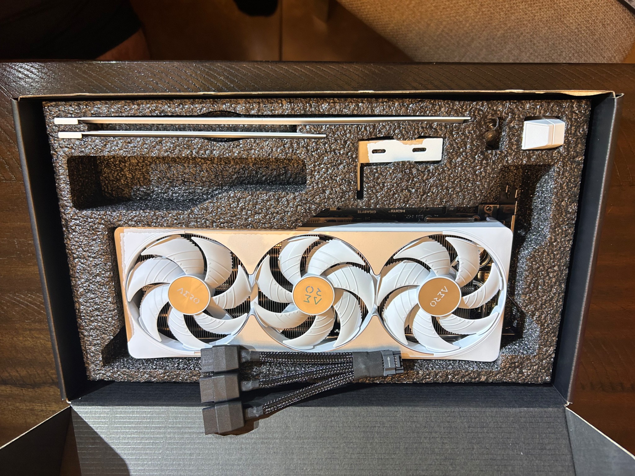 RTX 5080 AERO SFF White OC edition W/ RM1000X Corsair Power Supply White