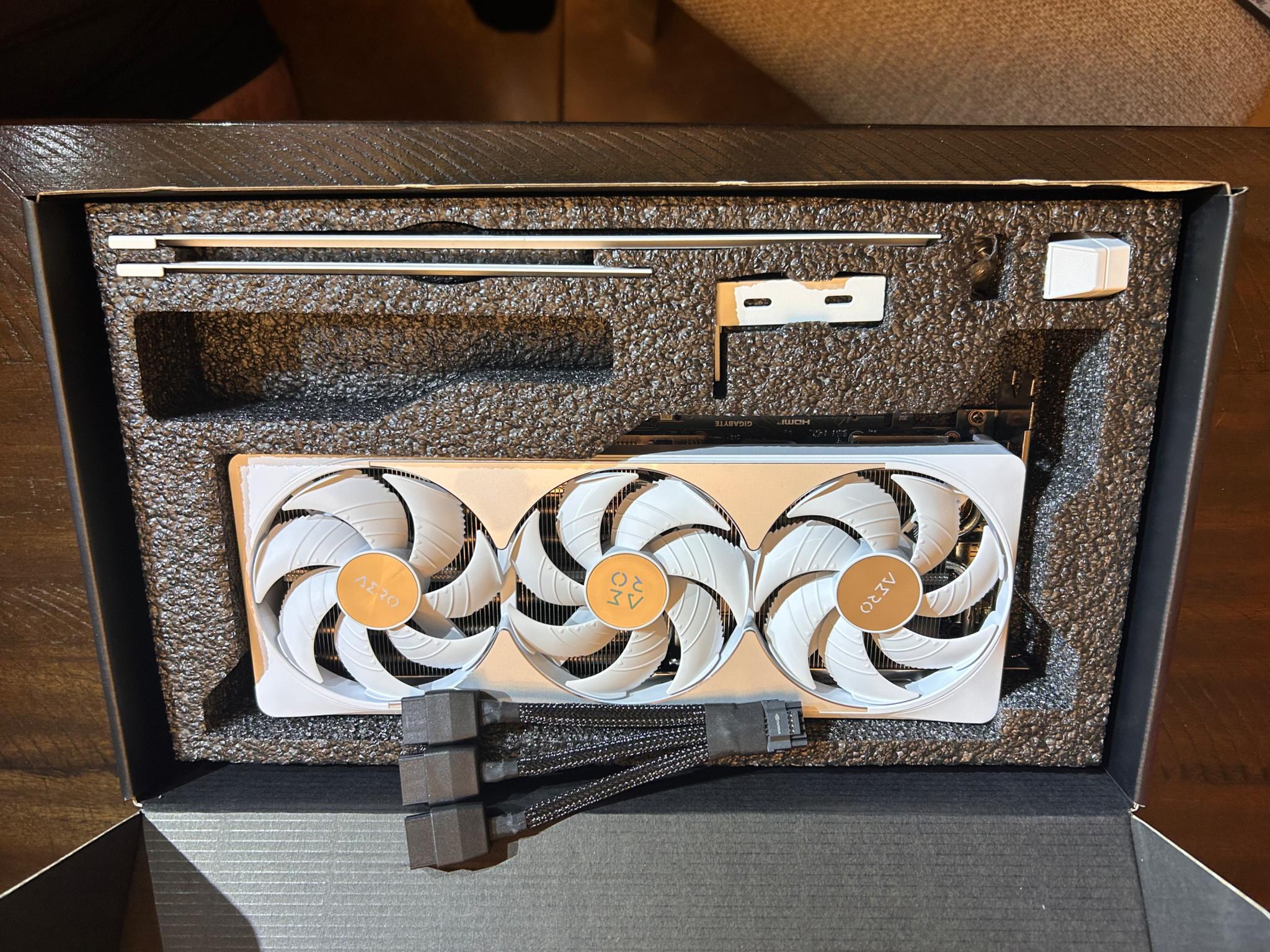 RTX 5080 AERO SFF White OC edition W/ RM1000X Corsair Power Supply White
