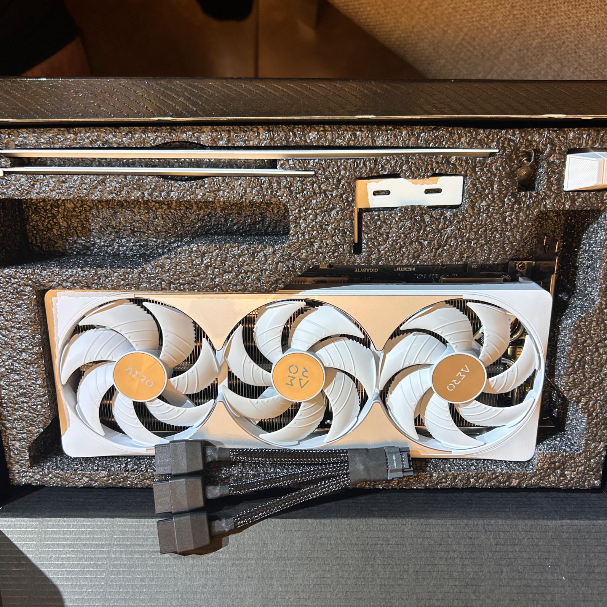 RTX 5080 AERO SFF White OC edition W/ RM1000X Corsair Power Supply White