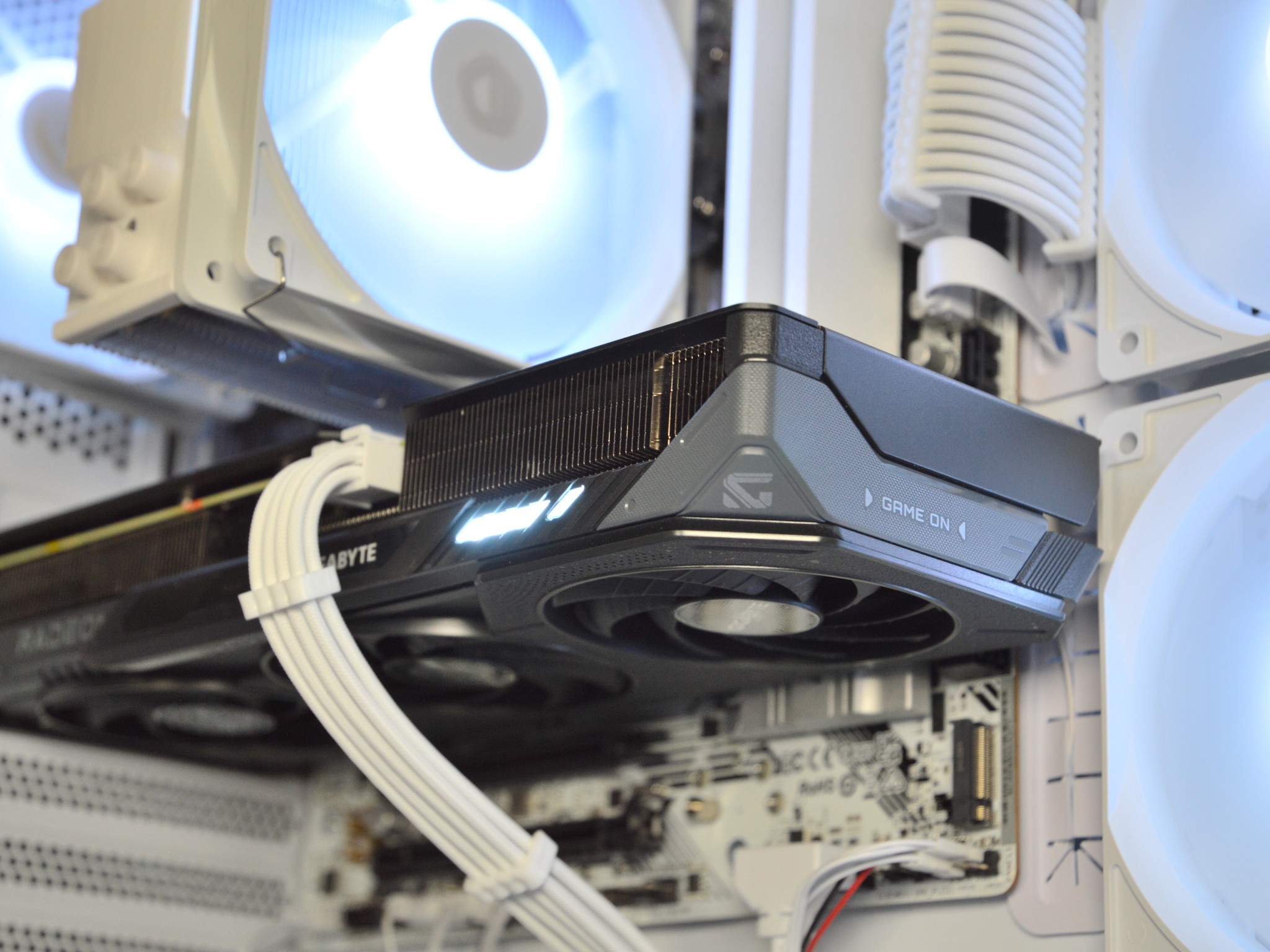 🌧️🌨️| RX 9060 XT 16GB | RYZEN 5 7600 | 16 GB DDR5 RAM | 1TB NVME SSD | Hurricane Blizzard