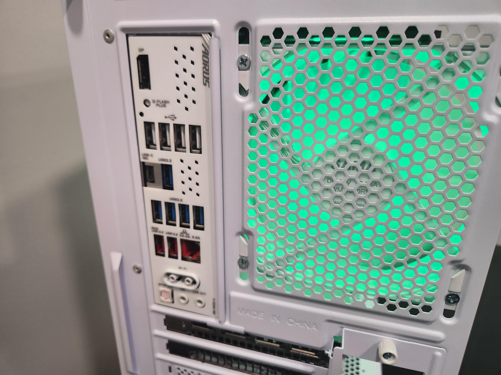 High end White gaming pc with CUSTOM RTX WHITE GPU!
