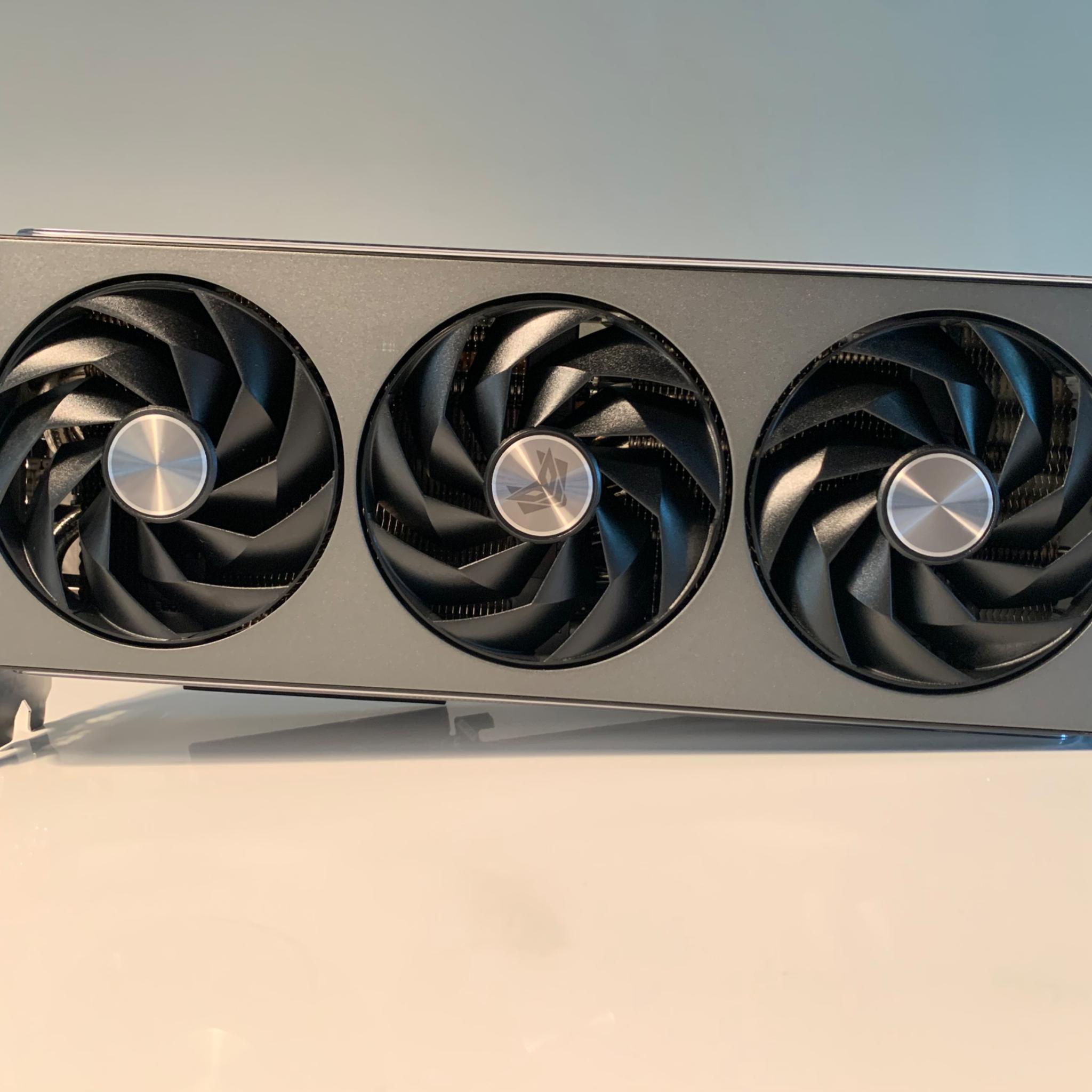 RX 7900XTX: Open Box Saphire Nitro+