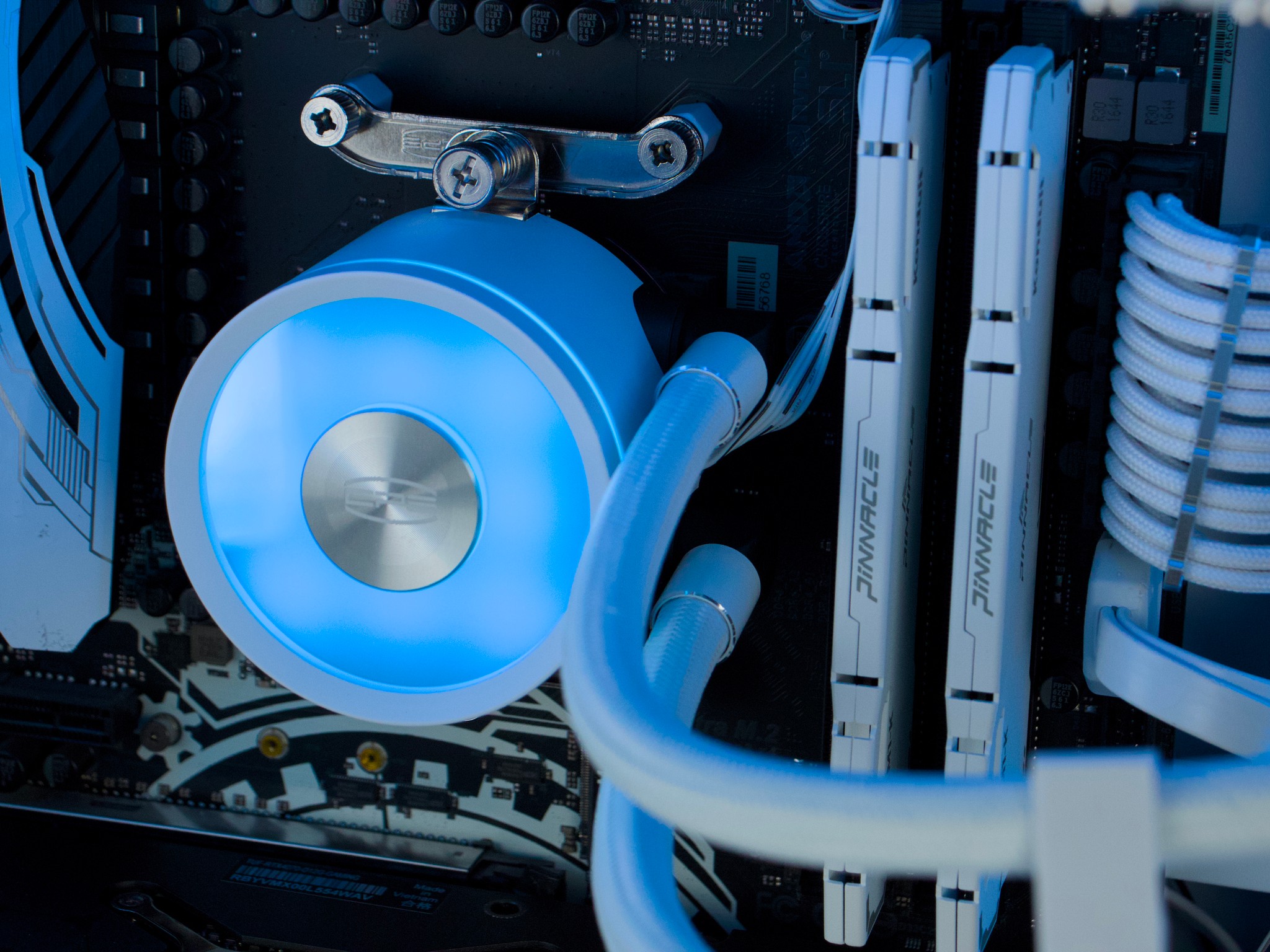 ❄️🧊💎- Whiteout 1440P Gaming PC | RTX 4070, Ryzen 7 5700X, 32GB RAM, 960GB SSD ❄️🧊💎