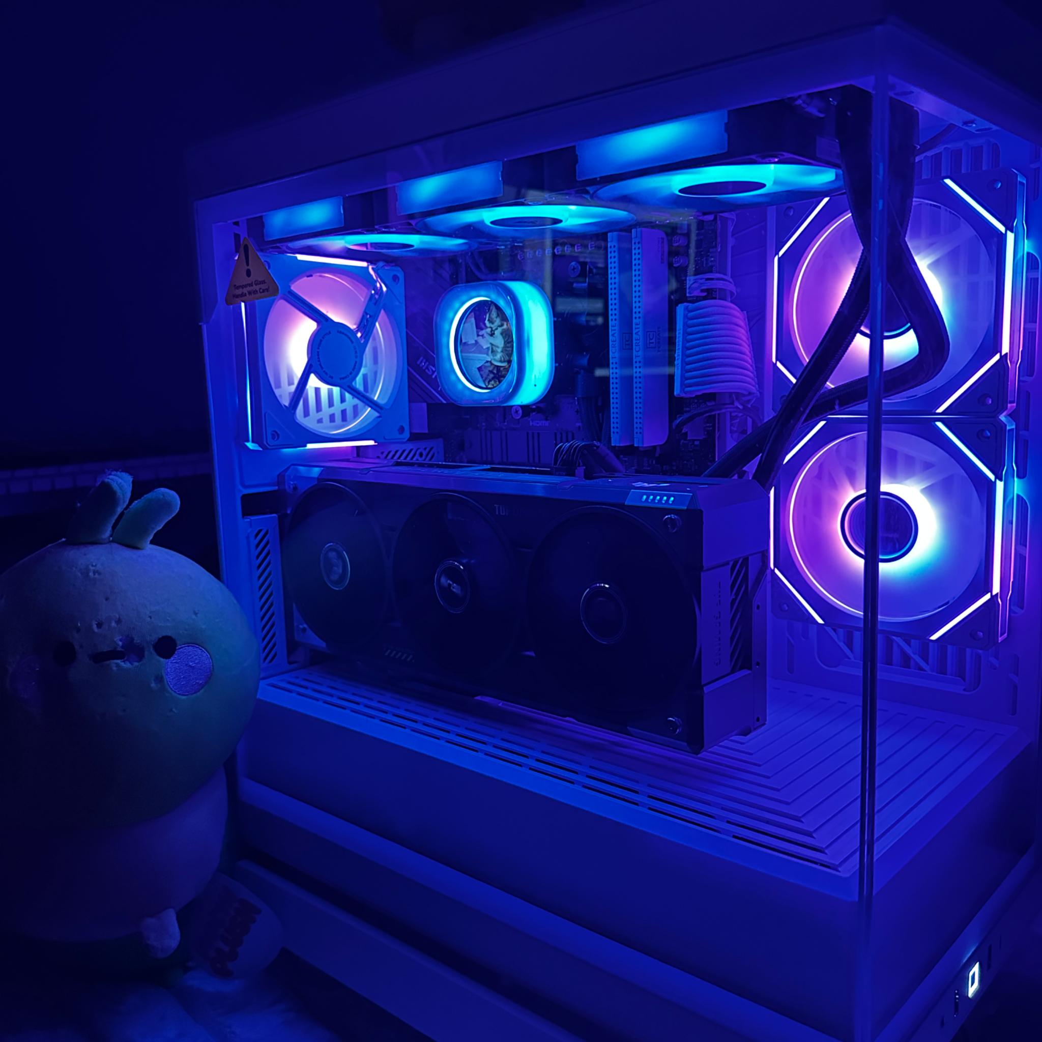 White & Black Hyte Y40, 7800x3d paired with an ASUS TUF 5070ti 16gb
