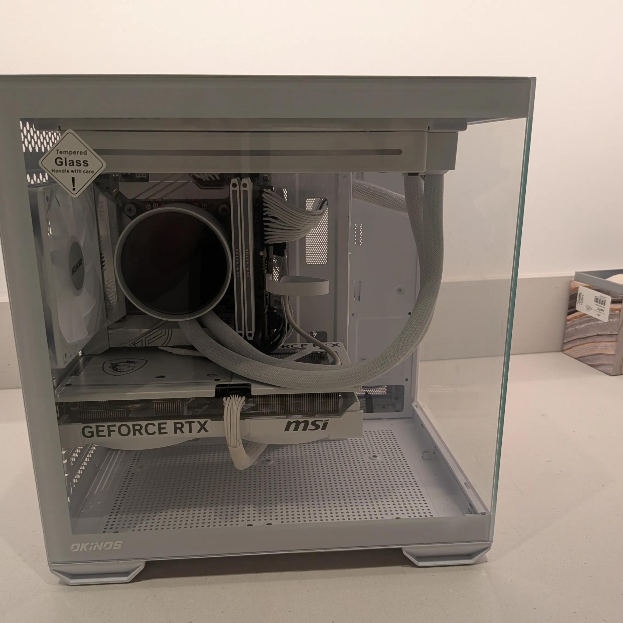 Saja Boys Ice - RTX 5070, Intel Core Ultra 7 265K, 32 GB DDR5, 2 TB Gen 4 NVME, RGB, Liquid Cooled