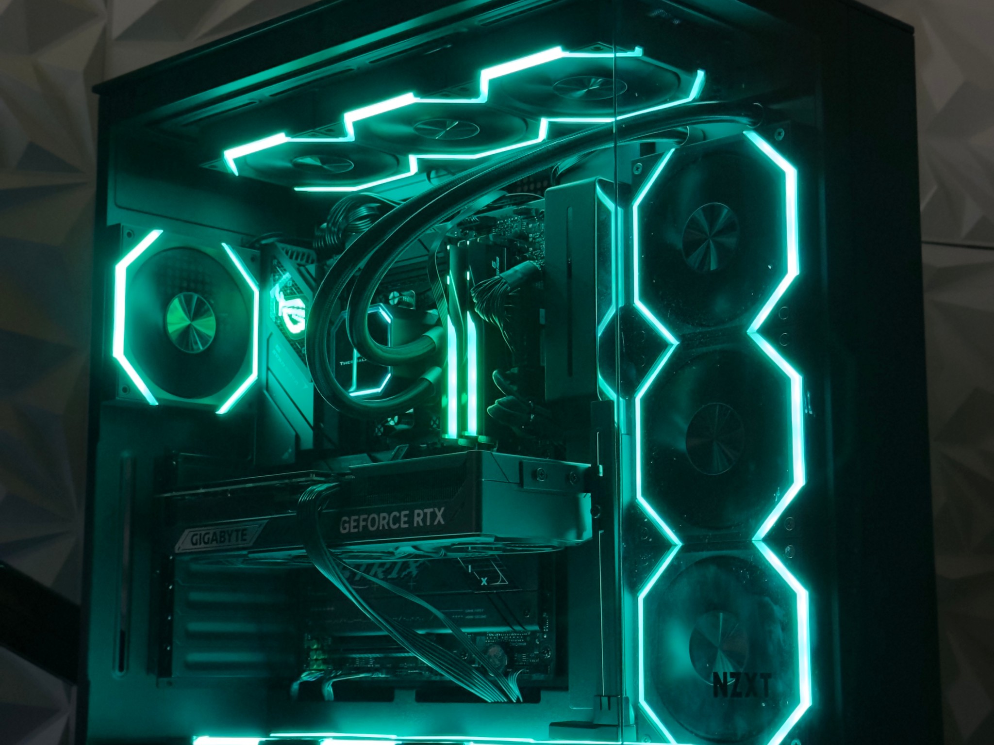 RTX 5070 Ti / Ryzen 7 9800X3D / 32GB 6000MHz CL30 DDR5 / 2TB crucial ssd / Windows 11 by