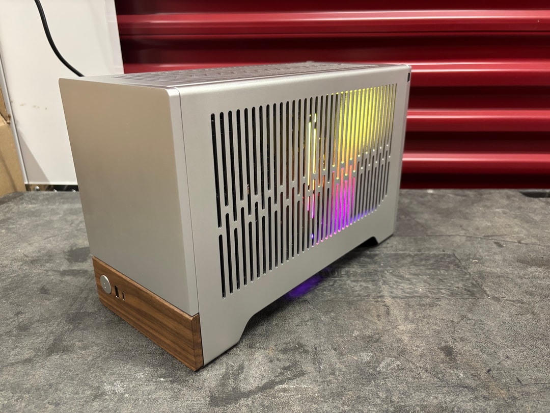 Silver Terra gaming ITX - 7600x3d 9070xt 32gb ddr5 2tb ssd | Jawa
