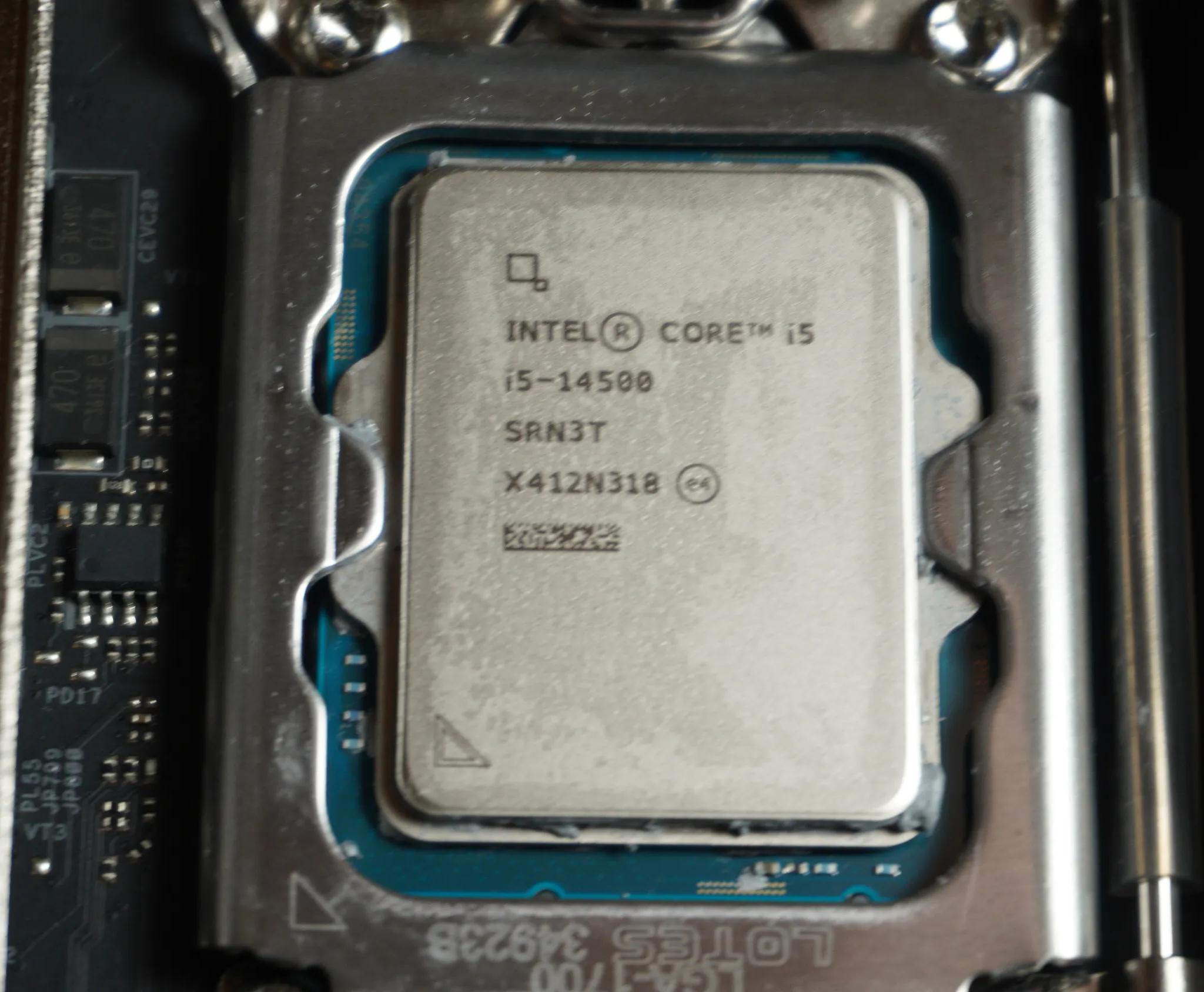 i5 14500 | Asrock z690i | Thermalright Peerless Assassin 120 Mini White