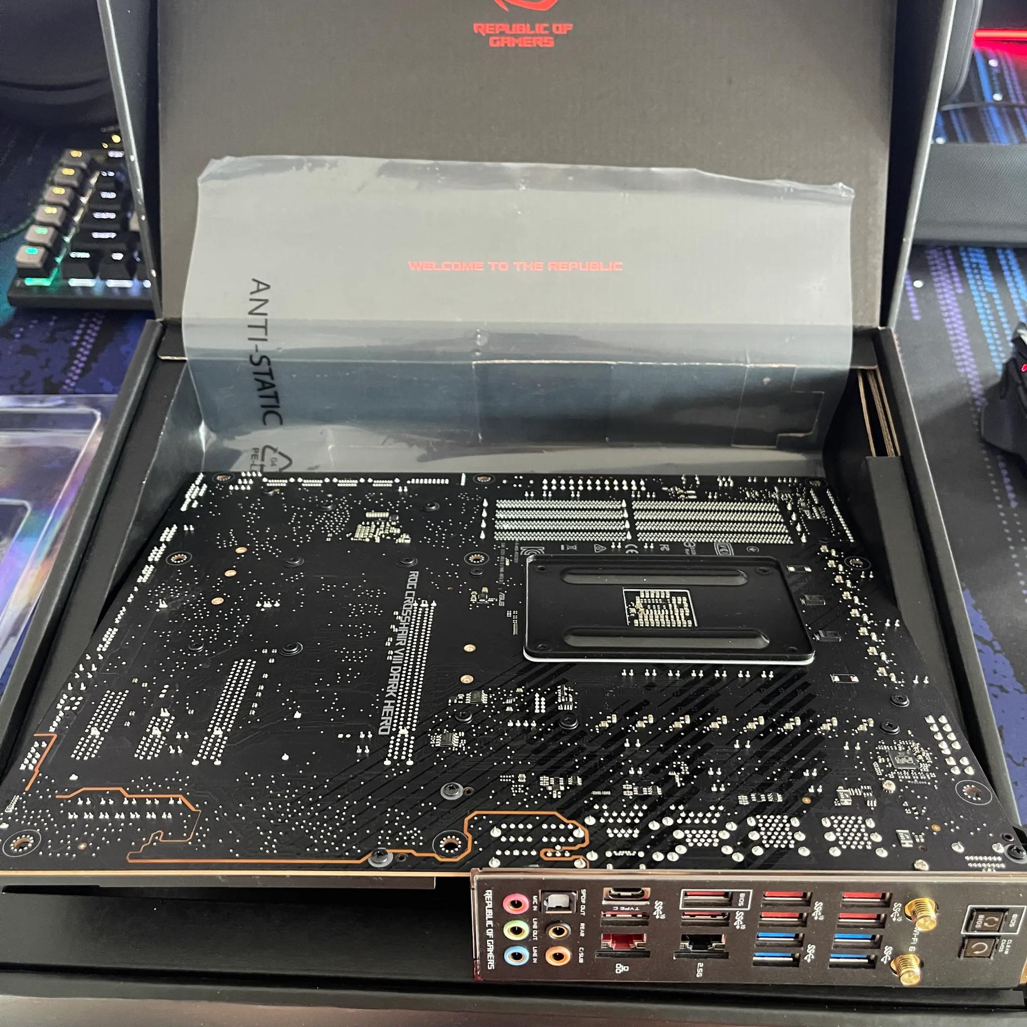 ⚠️LIKE NEW⚠️ Asus X570 ROG Crosshair VIII Dark Hero ATX AM4 Motherboard