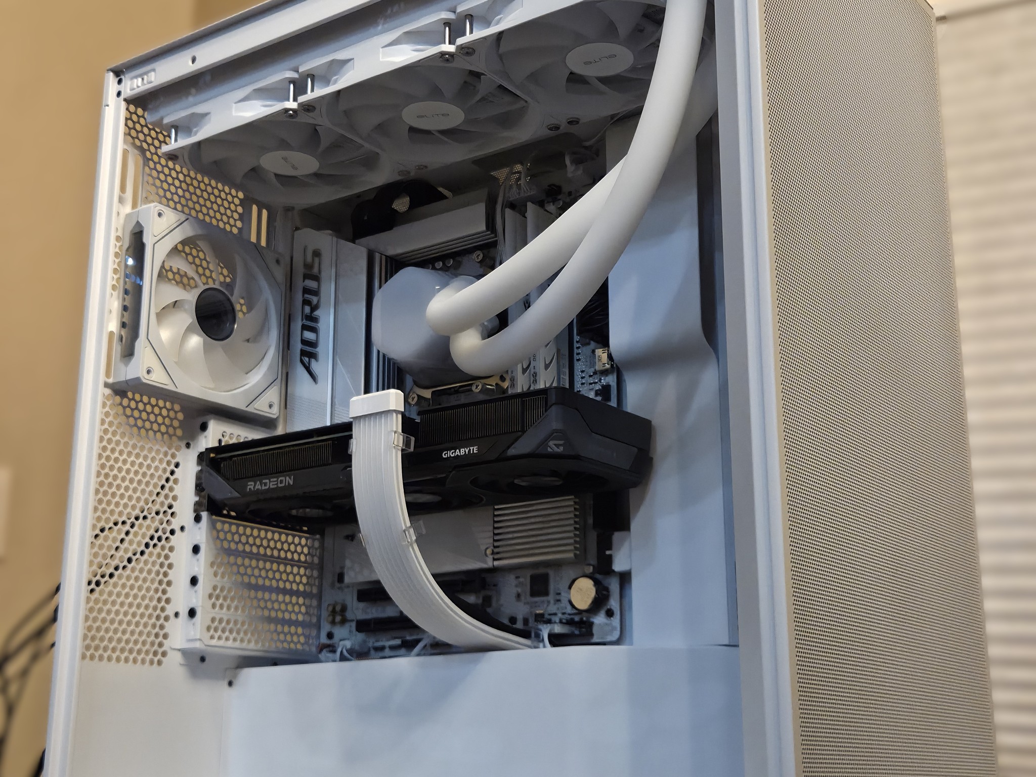 Cookies N’ Cream!🥛 7600X | 9060XT 16GB | 32GB DDR5 | 1TB Gen4 NVMe