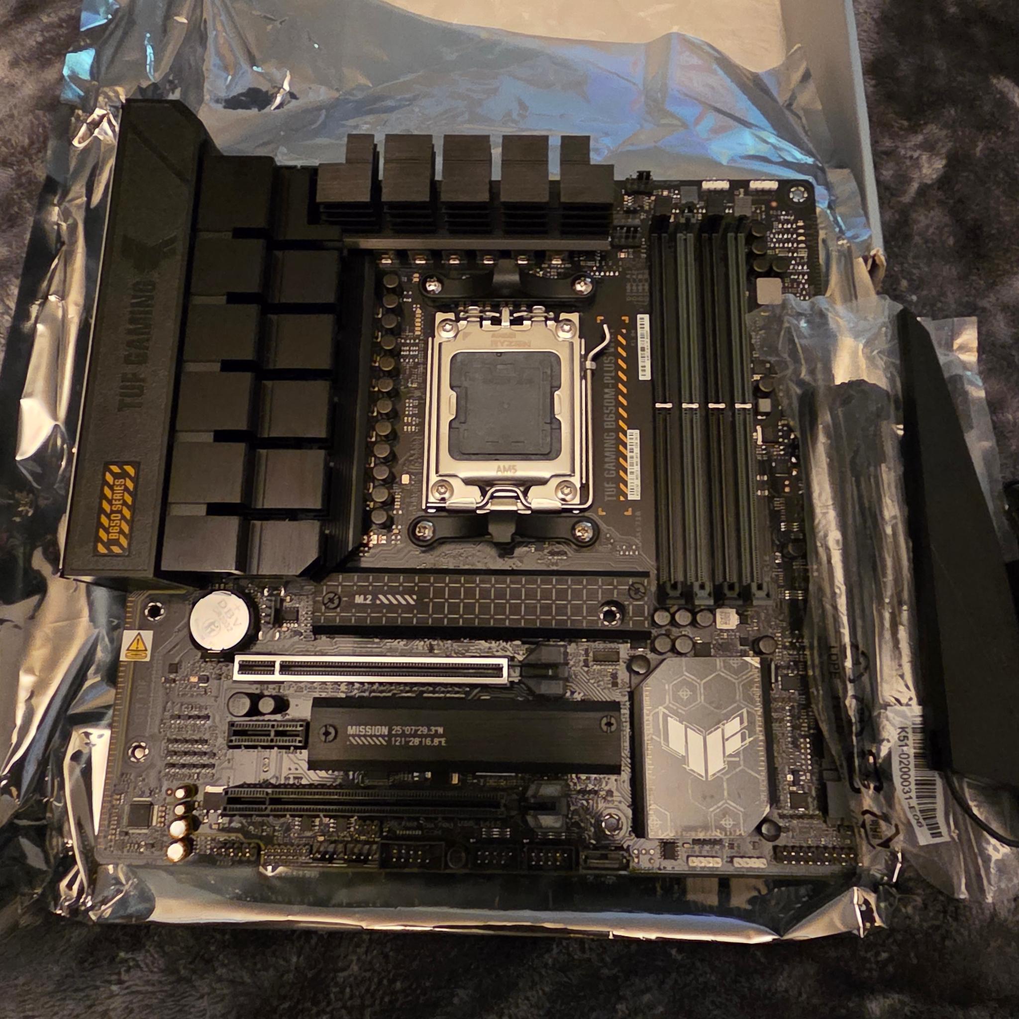 ASUS TUF GAMING B650M PLUS WIFI + R9 9850X3D + 500 gb NMVE