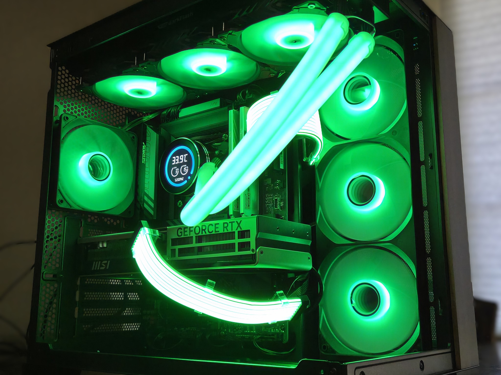 The Sentinel! 🛡️– Core Ultra 7 265KF • RTX 5070 Ti • 32GB DDR5 • 2TB NVMe • Temp Display