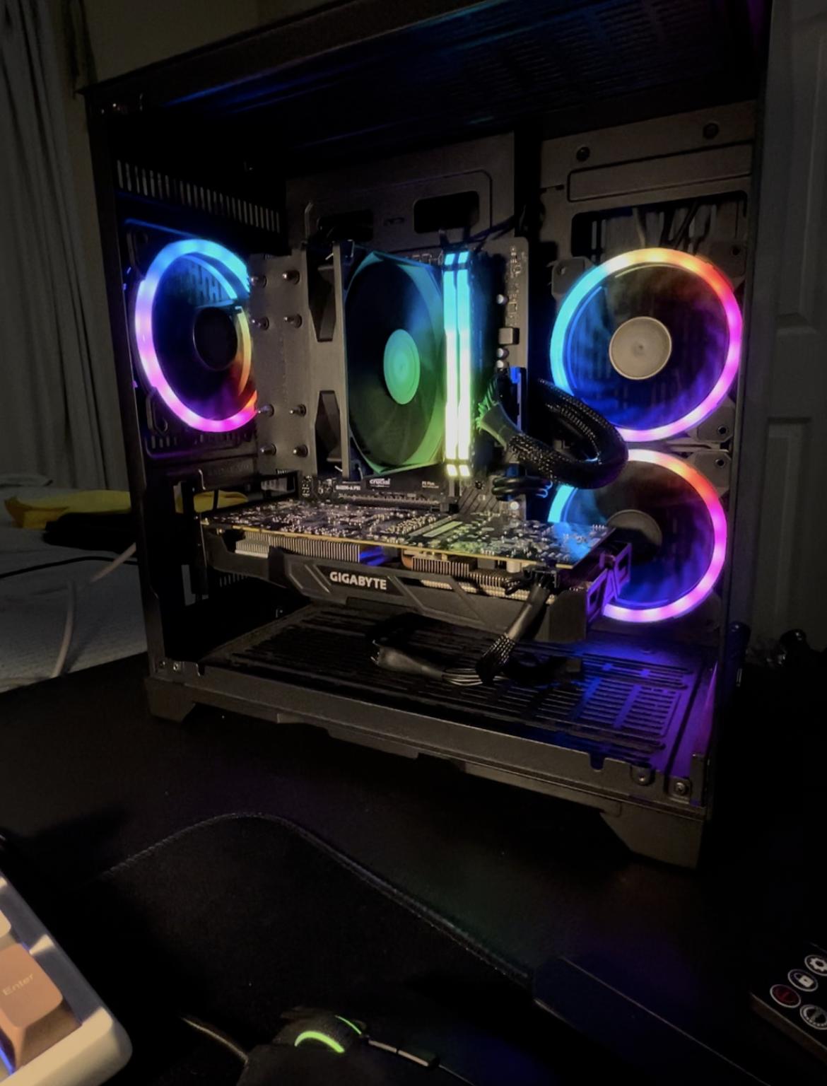 NEW!! GTX 1070 // Ryzen 3600 // 16GB Corsair Vengeance Ram // 500 GB SSD // Controllable RGB