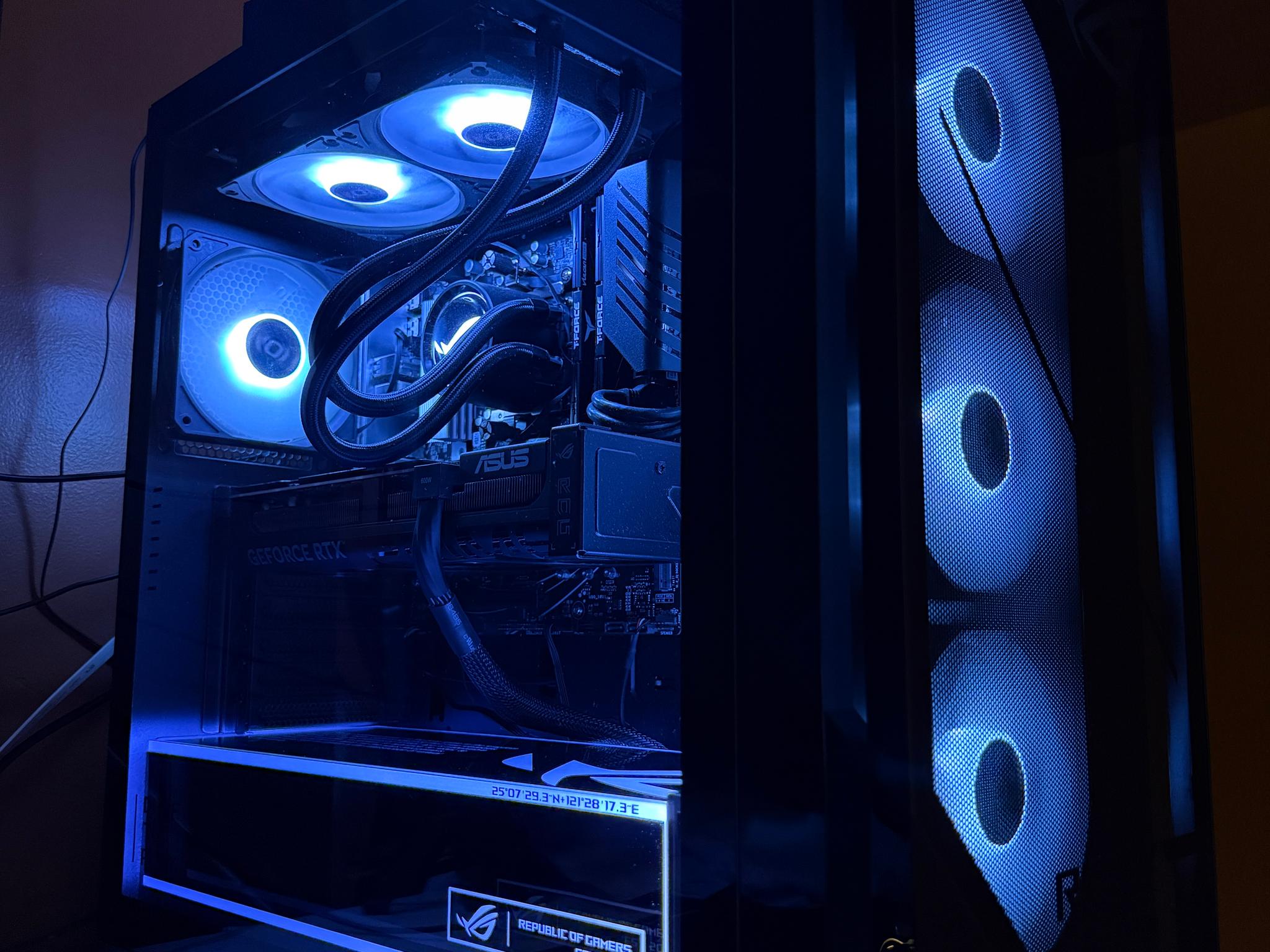 ASUS - ROG GM700 Gaming Desktop - AMD Ryzen 7 9800X3D (2024) - 32GB Memory - NVIDIA GeForce RTX 5070