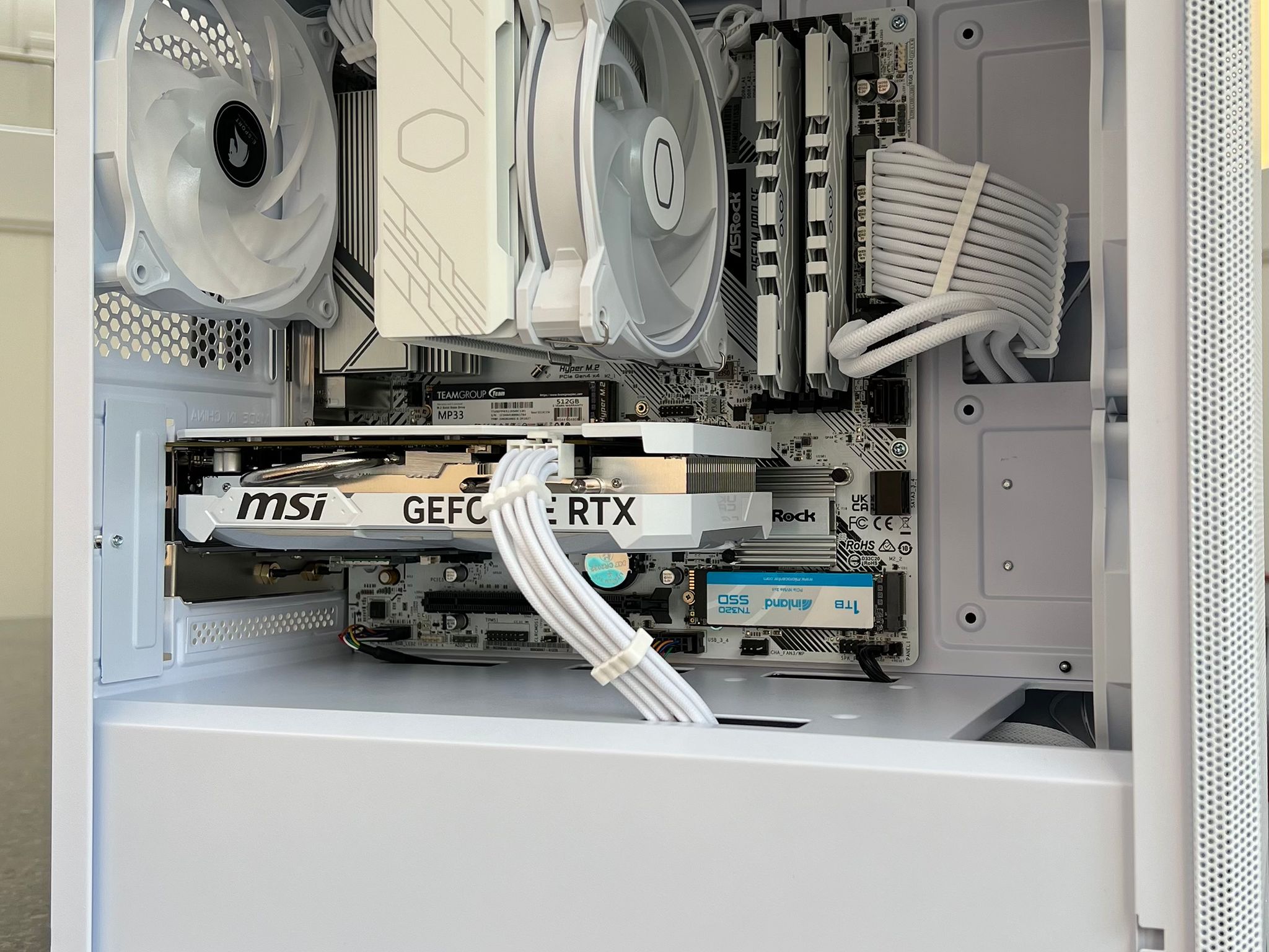 All White Gaming PC Ryzen 5 5600/RTX 4060 8GB/1.5 TB NVME SSD/32 GB RAM 3200 DDR4