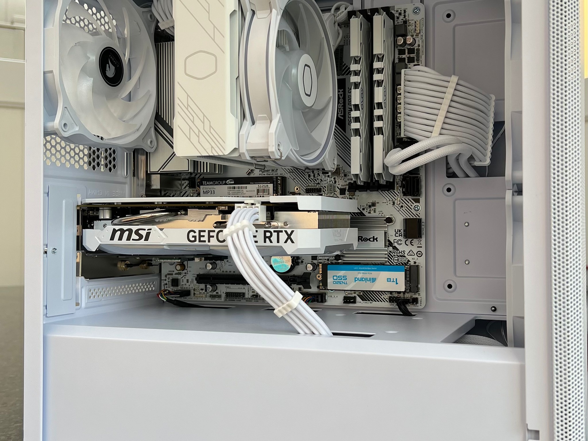 All White Gaming PC Ryzen 5 5600/RTX 4060 8GB/1.5 TB NVME SSD/32 GB RAM 3200 DDR4