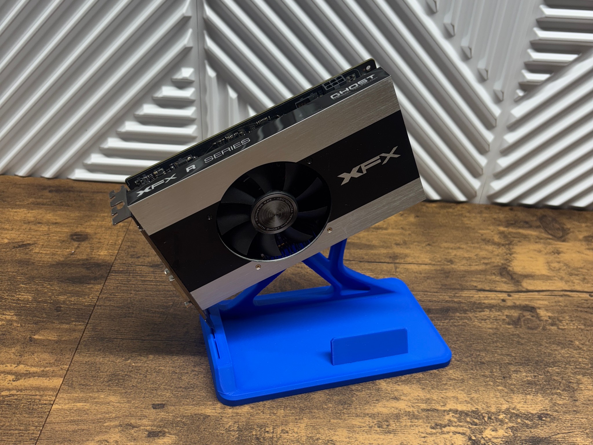 AMD Radeon R7 250X 2GB GDDR5 Graphics Card – HDMI DVI DisplayPort