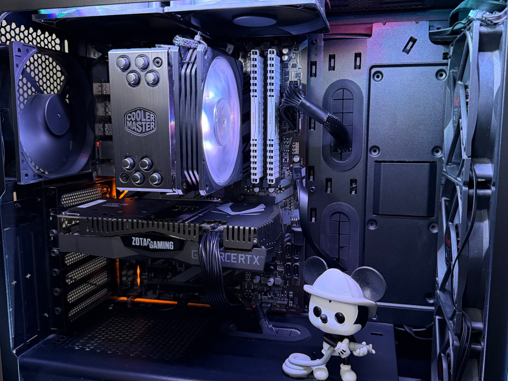 Black & White Geforce Zotac RTX 2060 & Intel i7 9700K Gaming PC