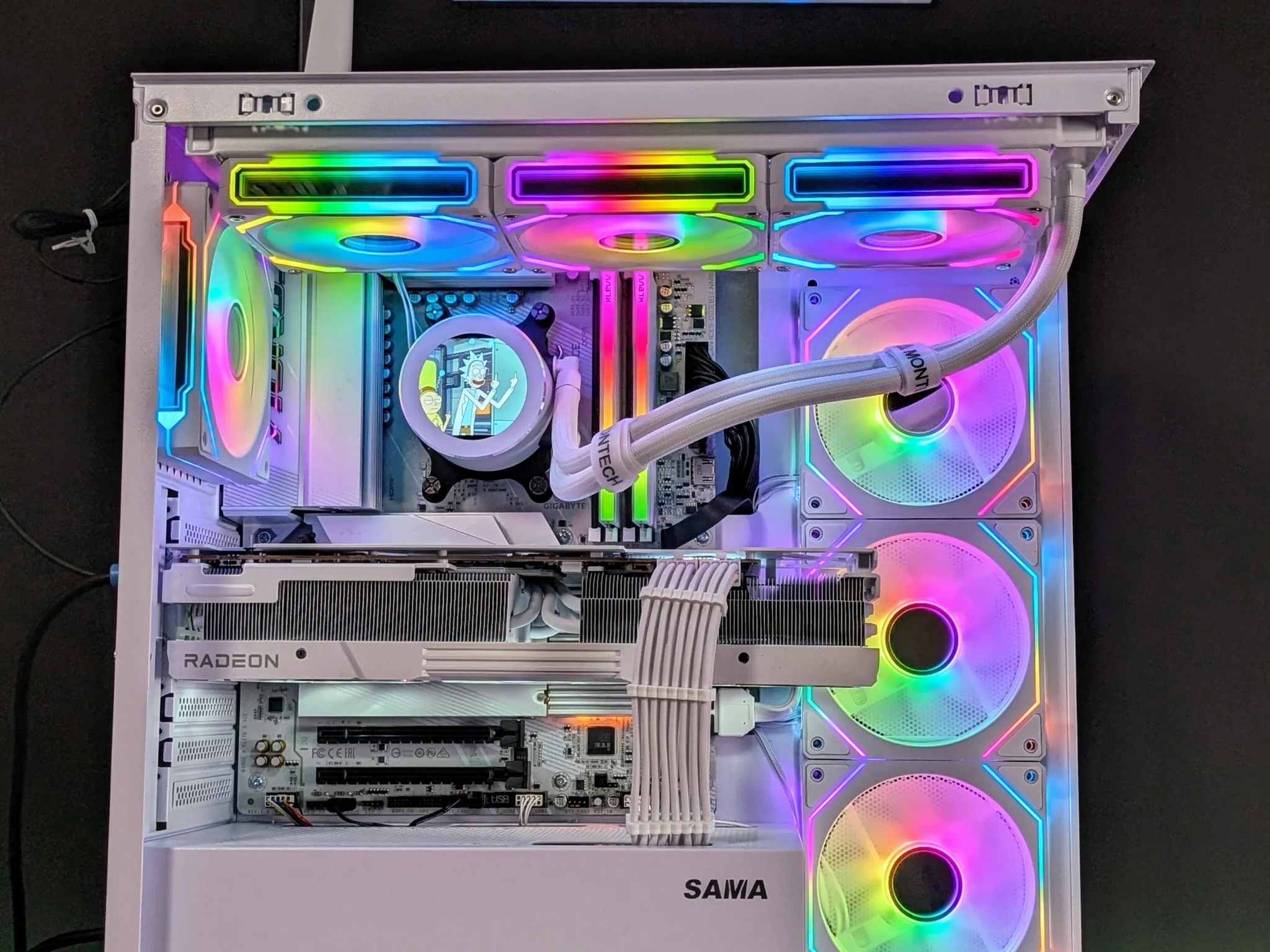RX 7900XT 20GB // Ryzen 7800x3D // 32GB DDR5 // 2TB Gen4 NVMe // WiFi