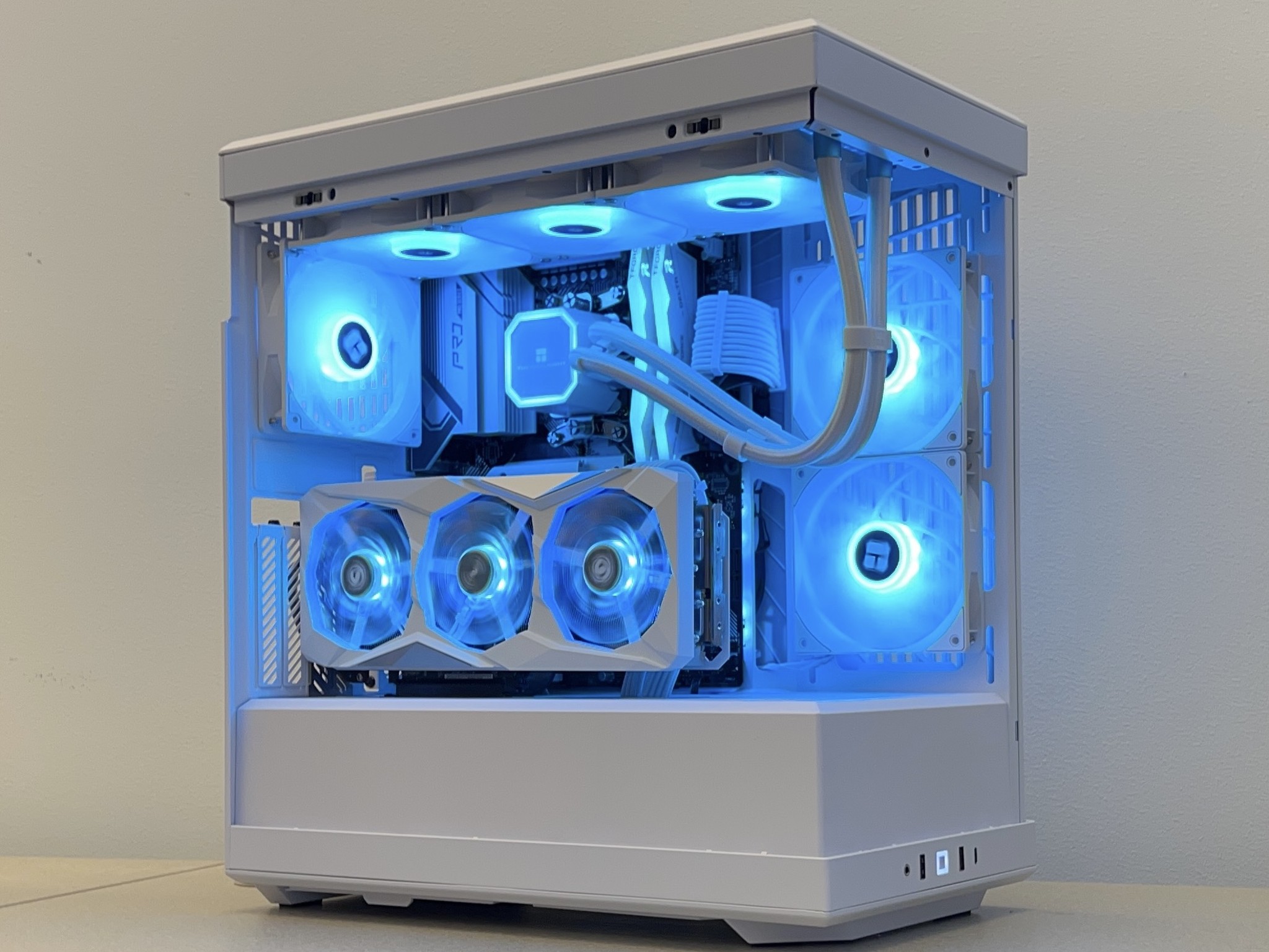 ❄️❄️GLACIER❄️❄️RX 7900 GRE 16 GB🧊RYZEN 7 7700X🧊32 GB DDR5🧊1 TB GEN 4🧊WIFI🧊WINDOWS 11