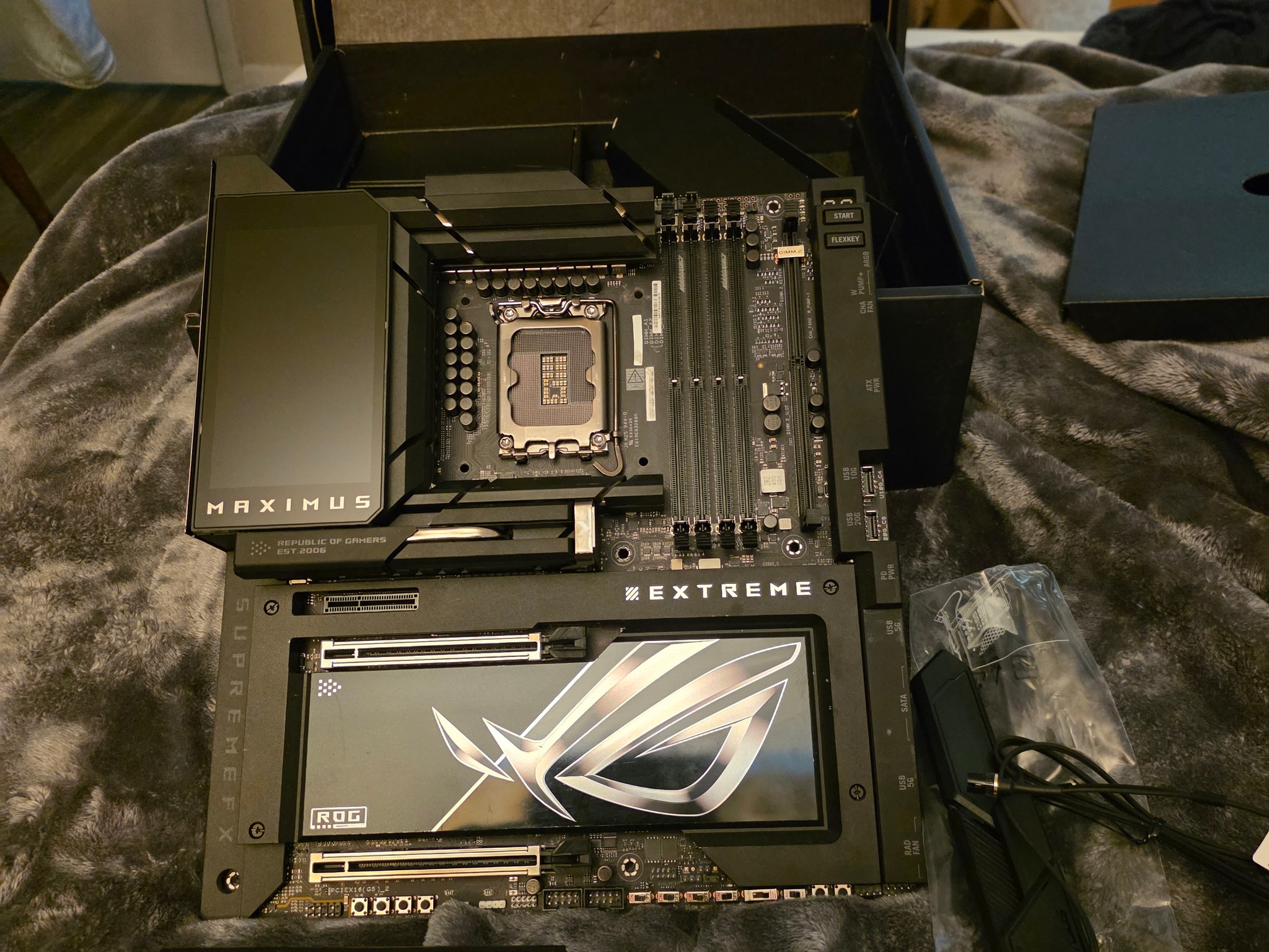 ASUS ROG MAXIMUS Z890 EXTREME Intel LGA 1851 E-ATX motherboard READ DESCRIPTION